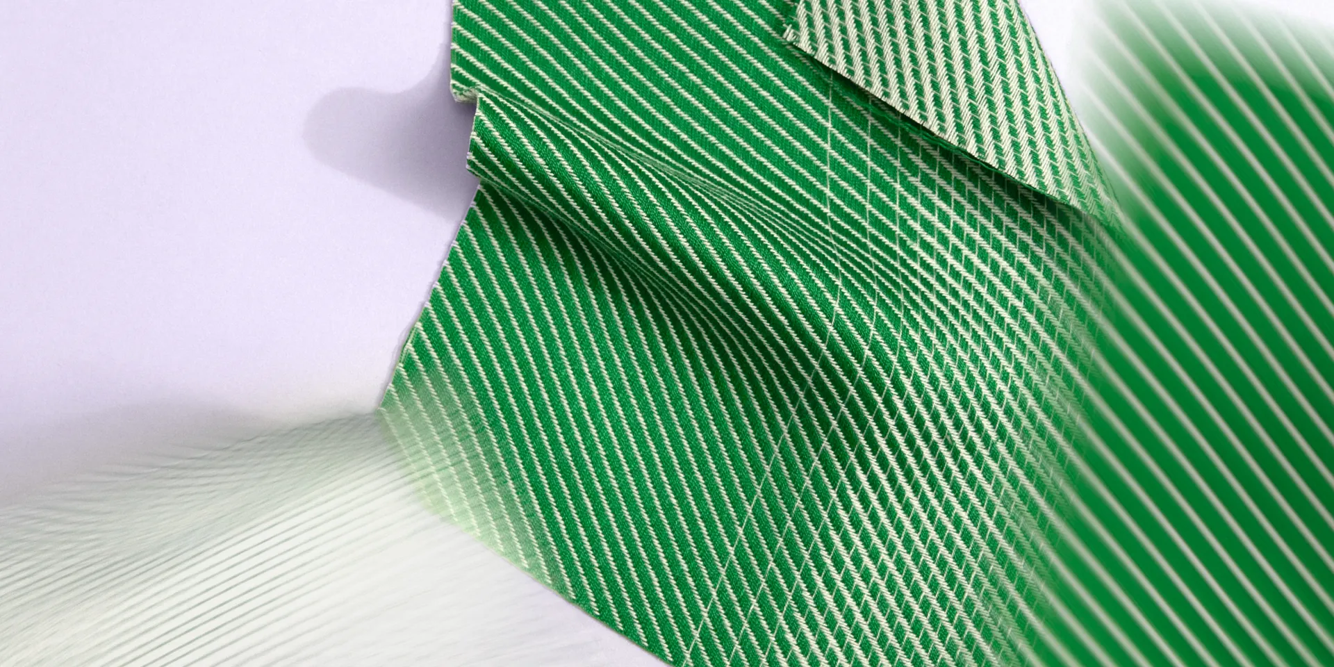 Kvadrat Frequency gordijnstof in groen met diagonale streepstructuur