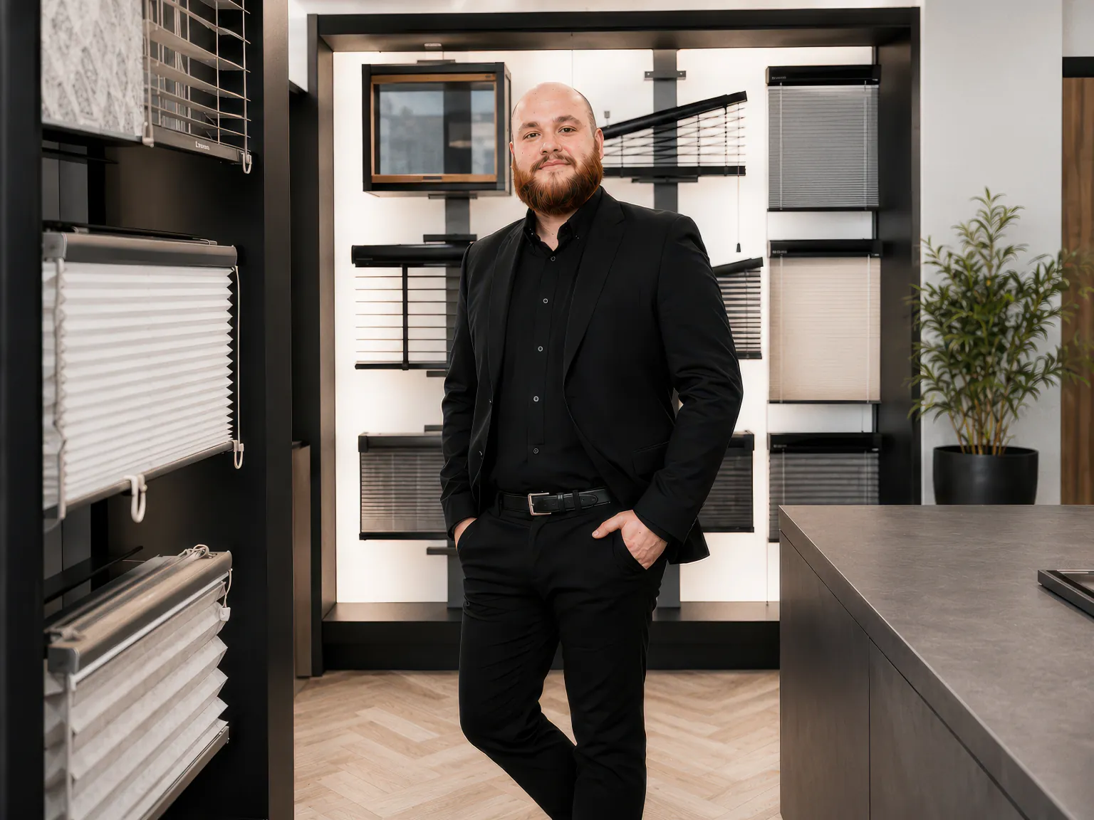 Kevin Hoolmans in de showroom van IPS Culemborg