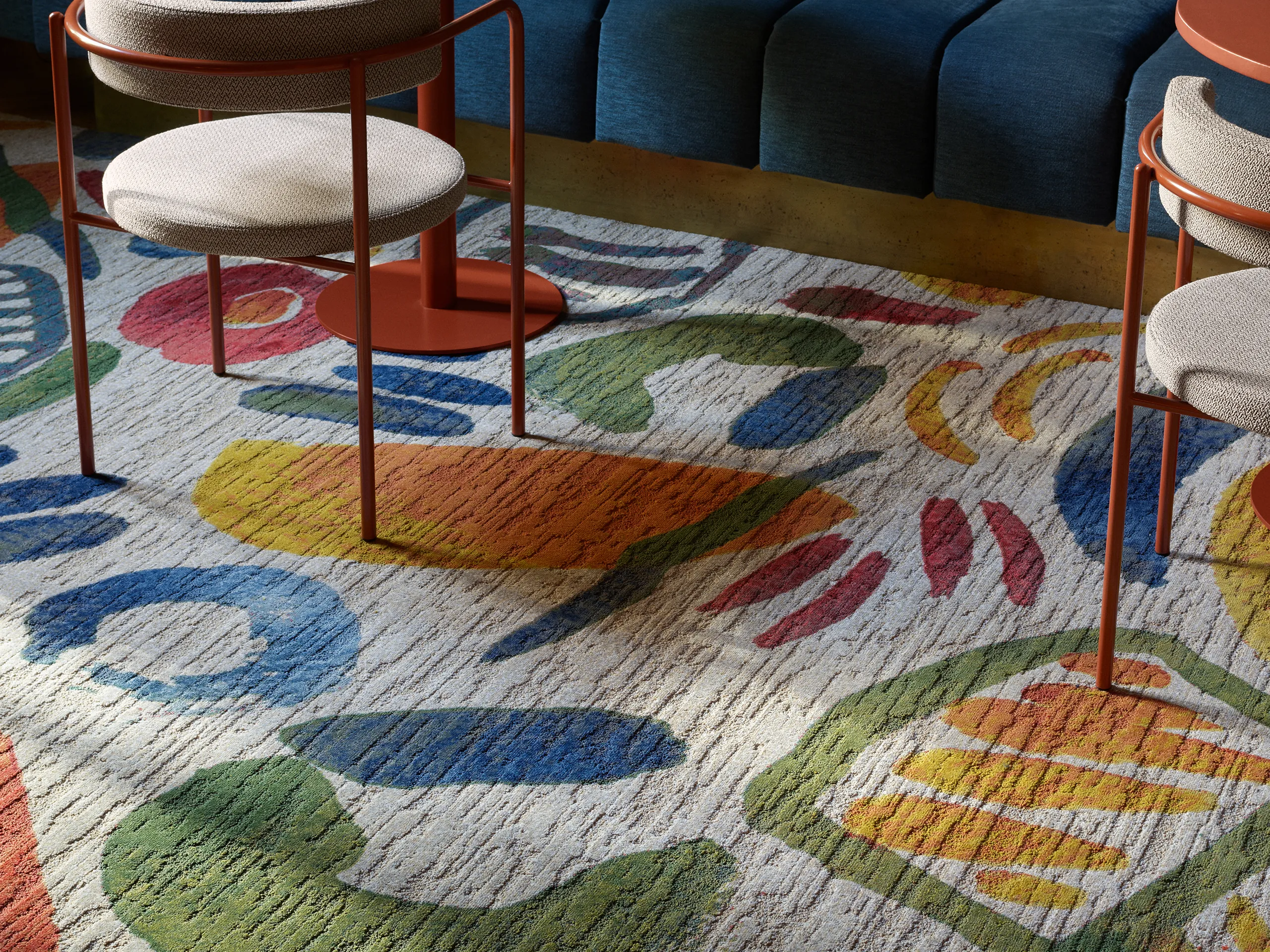 Vloerkleed Ege Carpets Abstract Joyful II met kleurrijk organisch dessin op grijs.