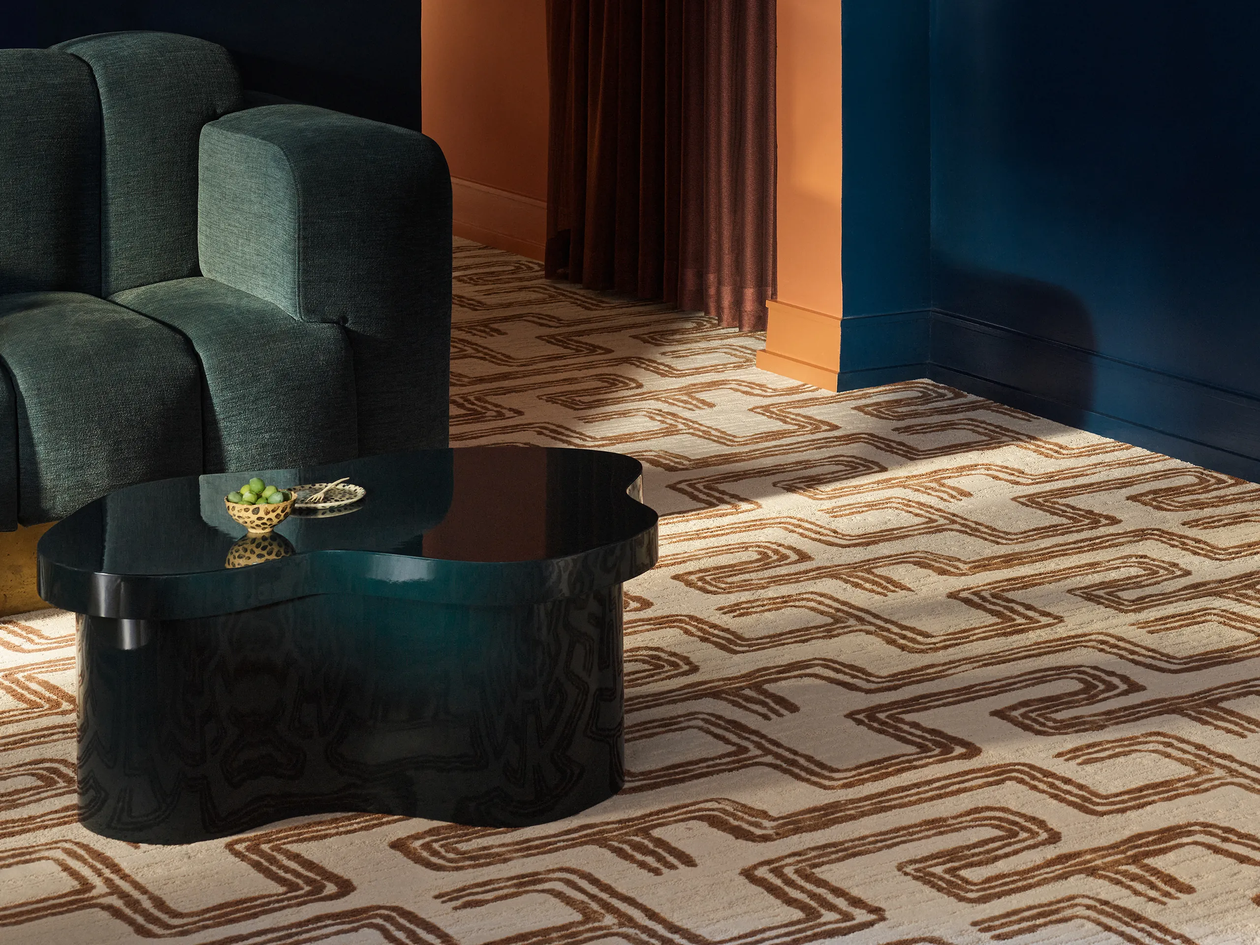 Tapijt Ege Carpets Abstract Linked Lines II, kamerbreed met grafisch lijnpatroon in bruin.