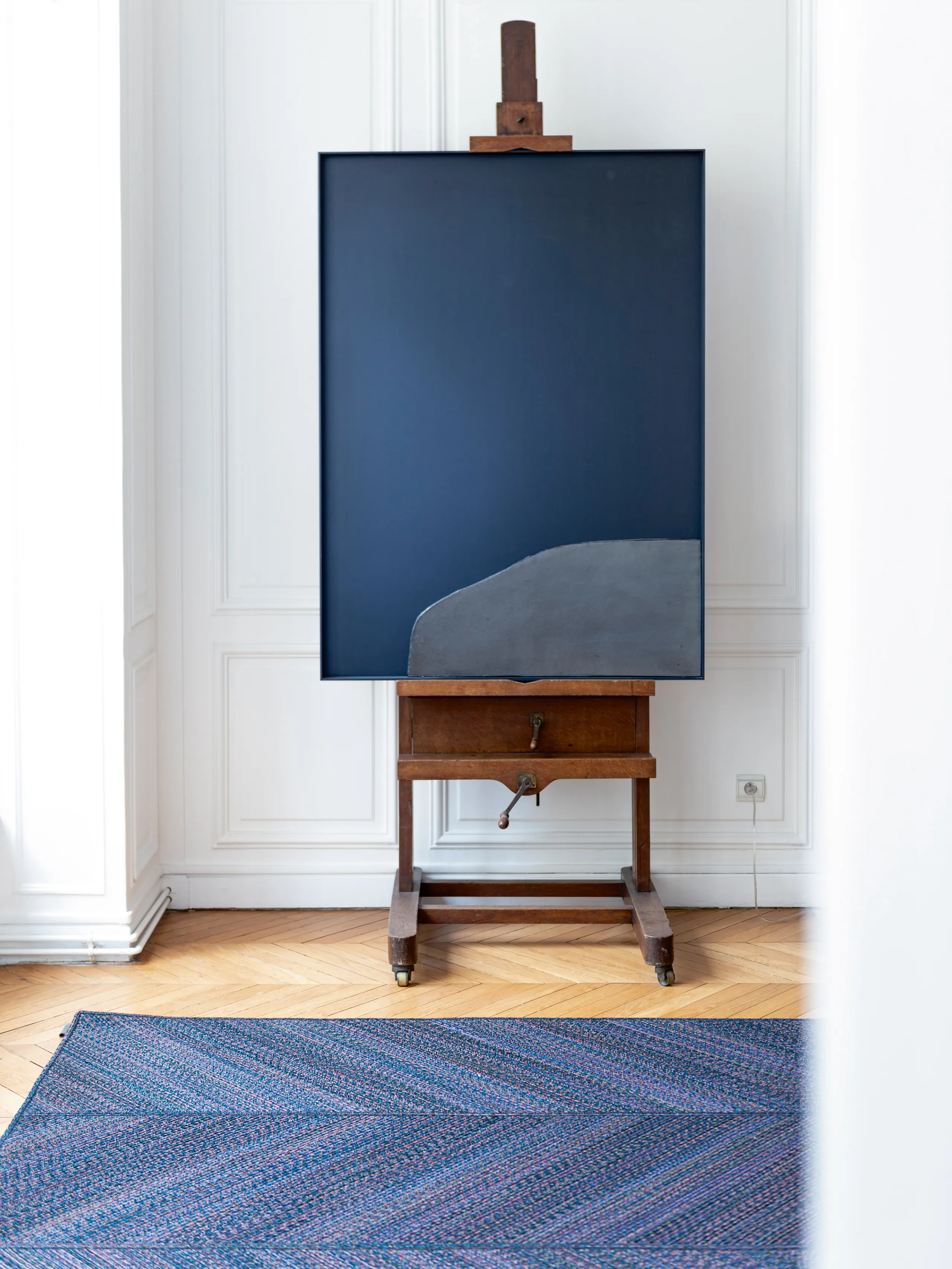 Kvadrat Corde chevron vloerkleed in blauw door Ronan Bouroullec in de woonkamer.