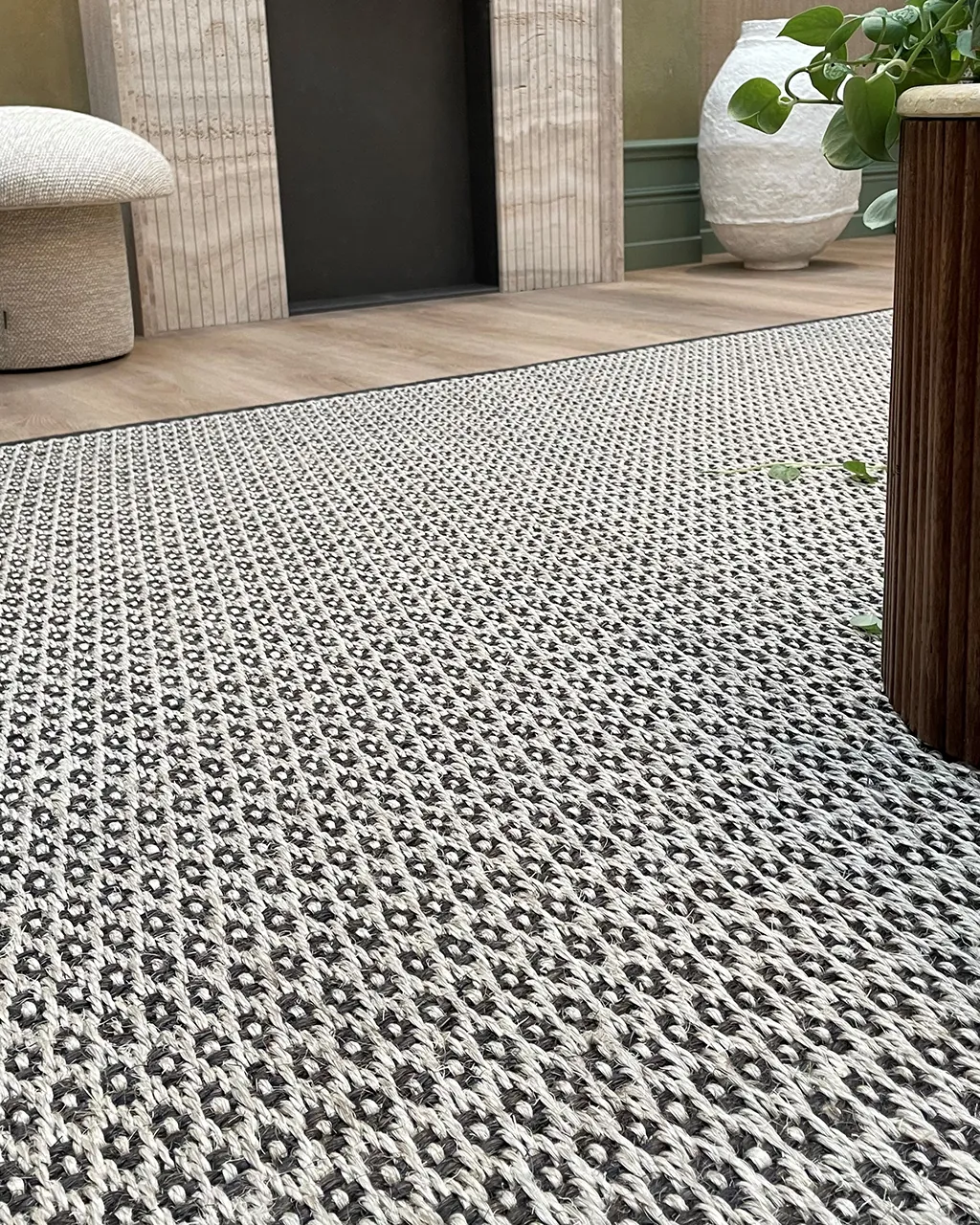 Cunera Stresa sisal vloerkleed in zwart-wit met fijn dessin en gefestonneerde rand.