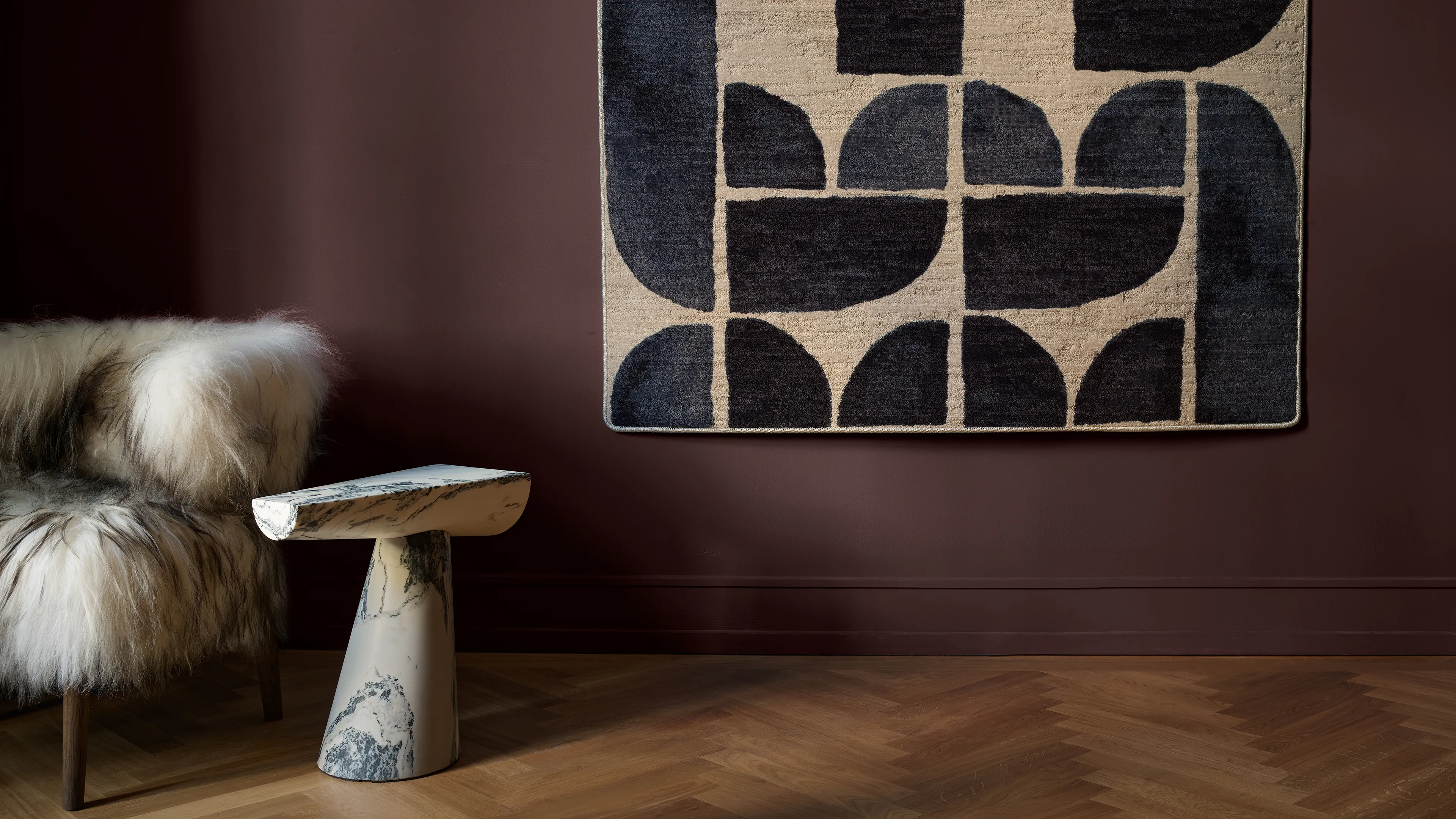 Ege Carpets Abstract Soft Shapes vloerkleed met zwart-beige patroon in een aubergine kamer.