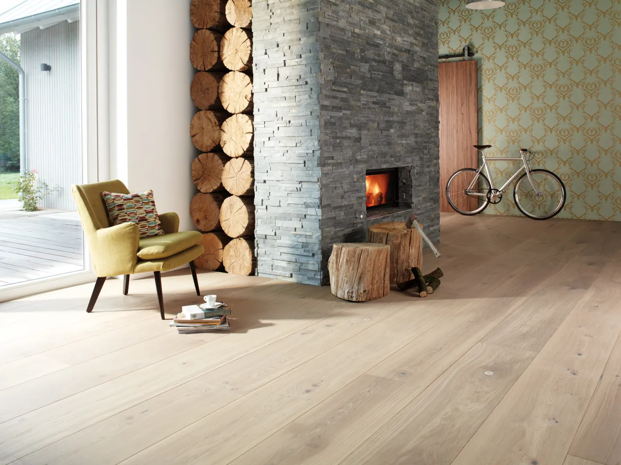 Boen Chaletino Oak Traditional White, lichte brede eiken houten vloer bij een schouw.