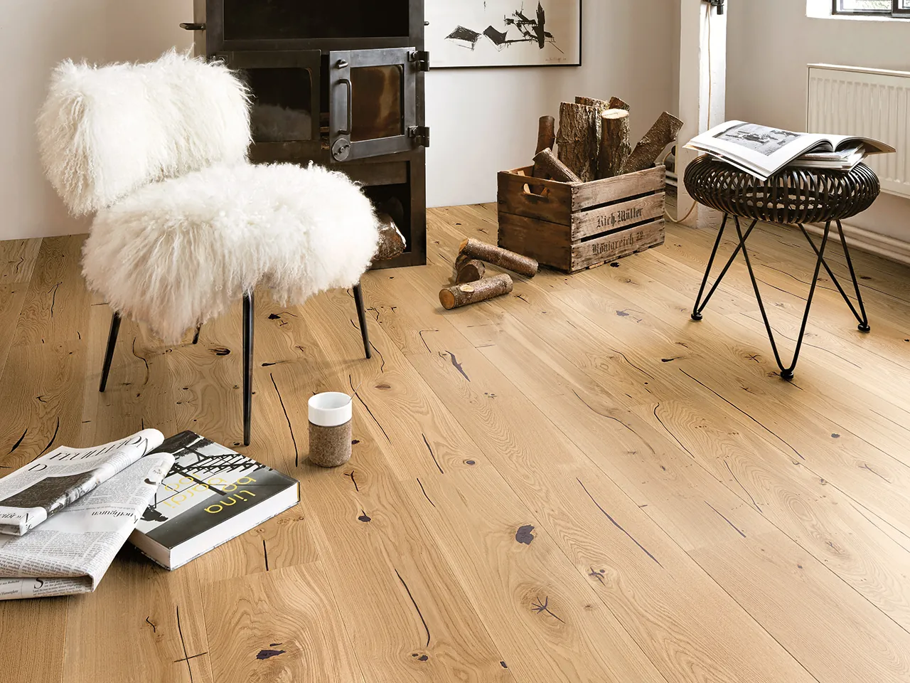 Boen Rustic Oak Espressivo, rustieke eiken houten vloer met knoesten bij een houtkachel.