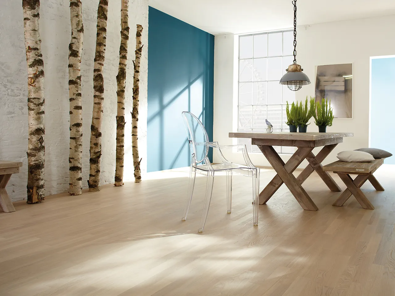Bauwerk Monopark Oak Farina, lichte eiken houten vloer in select sortering in een eethoek.
