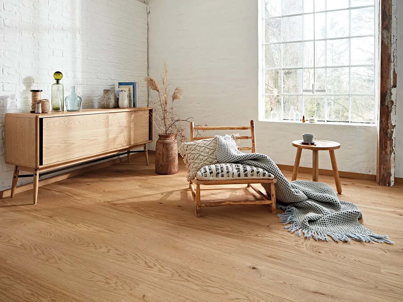 Boen Oak Authentic brede eiken houten vloer in een lichte ruimte met witte baksteen.