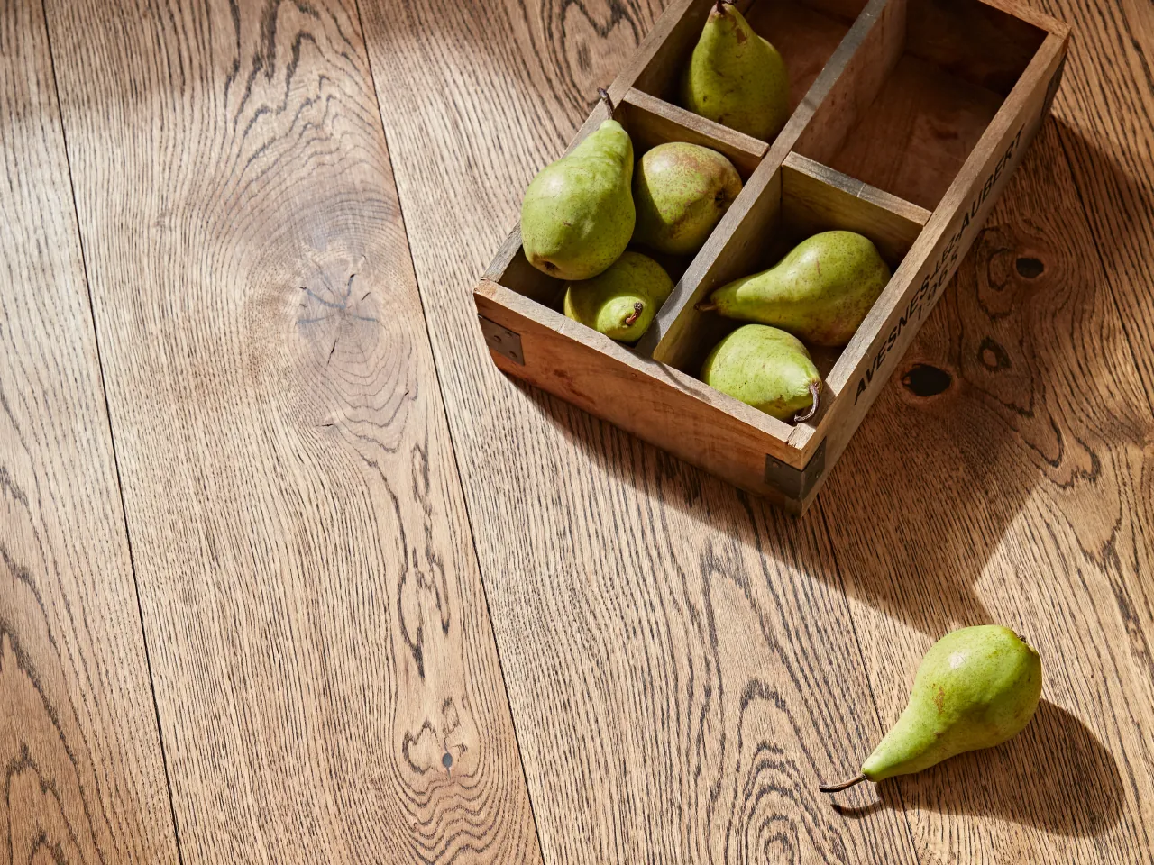 Boen Oak Alamo eiken houten vloer, rustieke plank recht gelegd, met een kist vol peren.