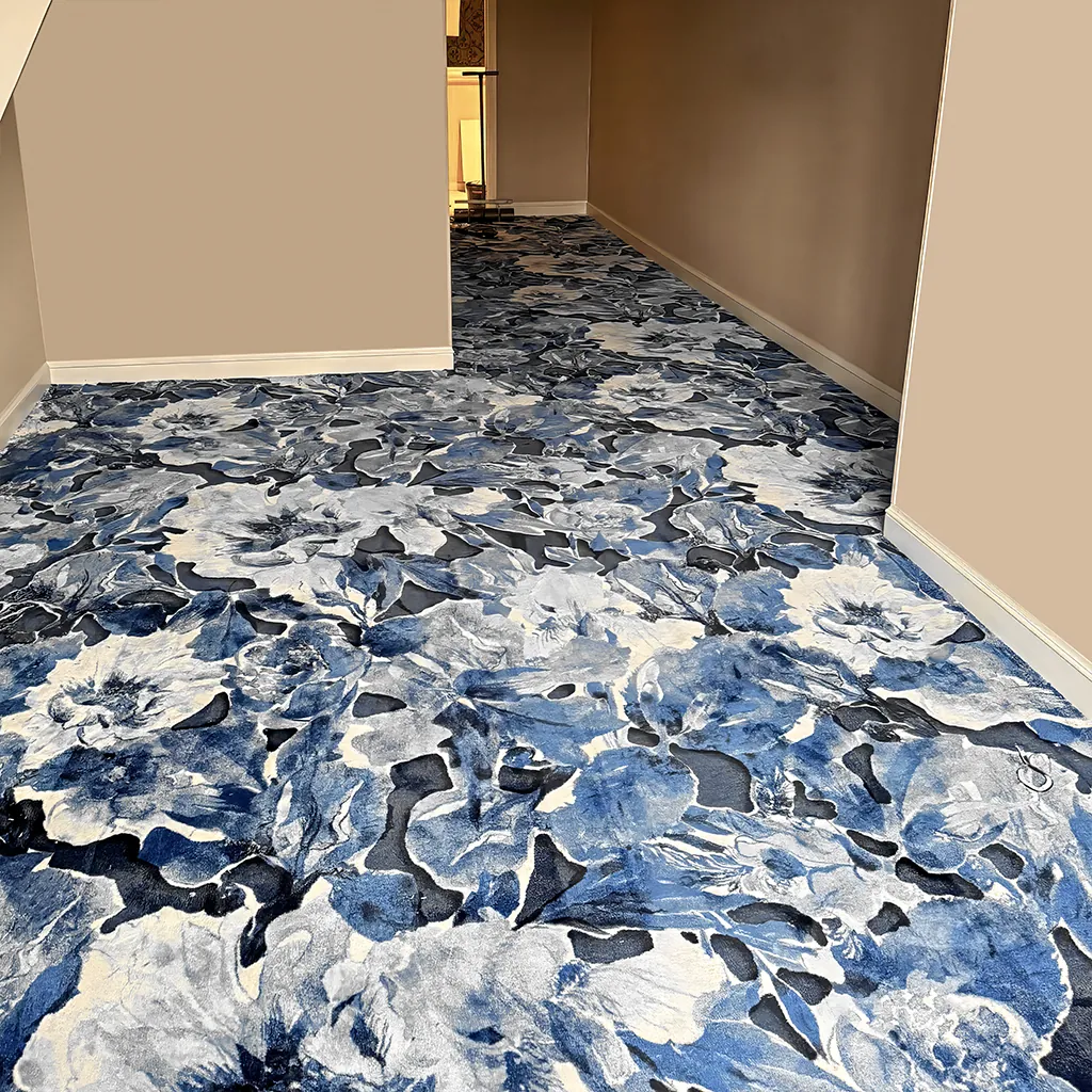 Leoxx kamerbreed patroontapijt met blauw bloemdessin in een hal.