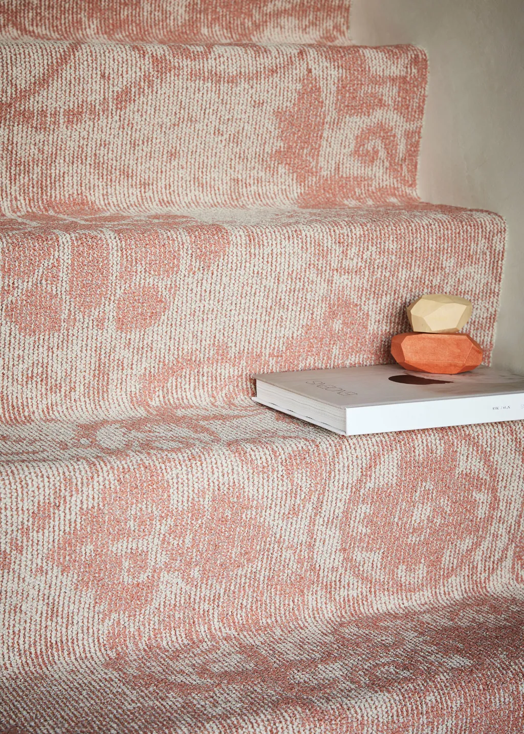 Desso Patterns traptapijt met roze dessin, strak per trede gelegd met afgeronde neus.