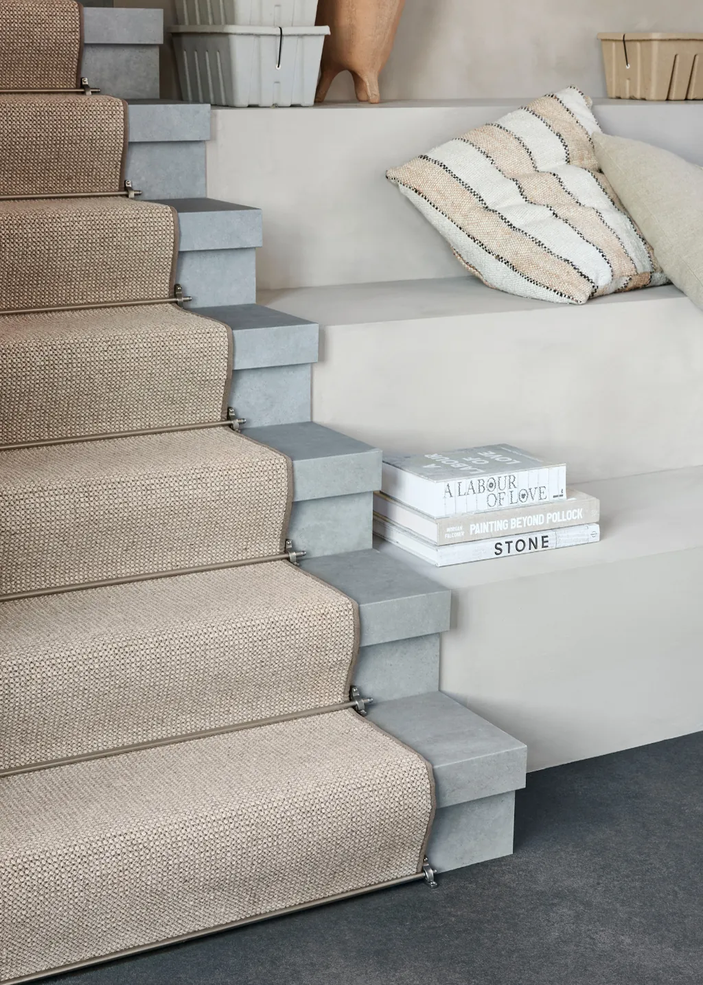 Desso Supernature sisal-look traploper op een dichte trap met messing traproeden.