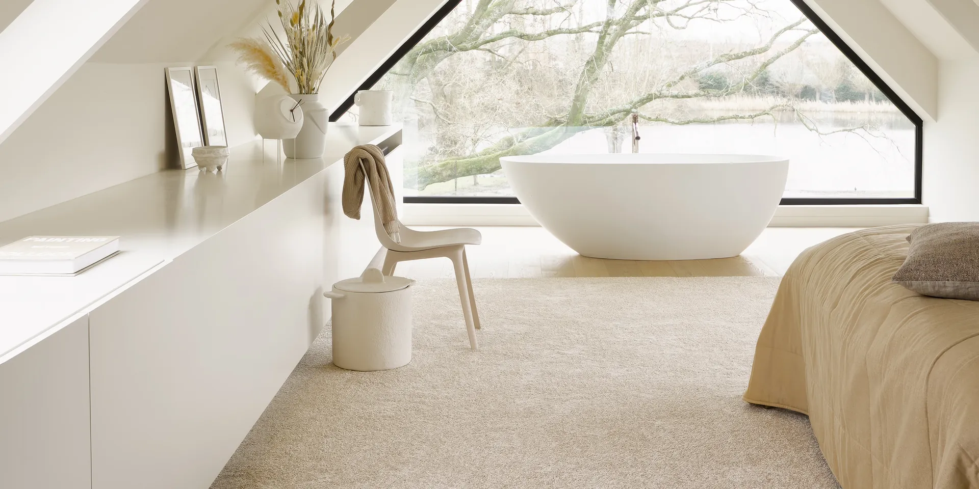 Desso One Soft Planks kamerbreed tapijt in beige in een lichte zolderbadkamer.