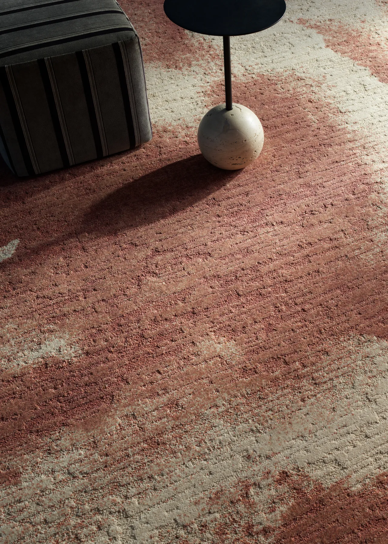 Ege Carpets Abstract Plein Air II tapijt in oudroze met zachte pool en tekening.