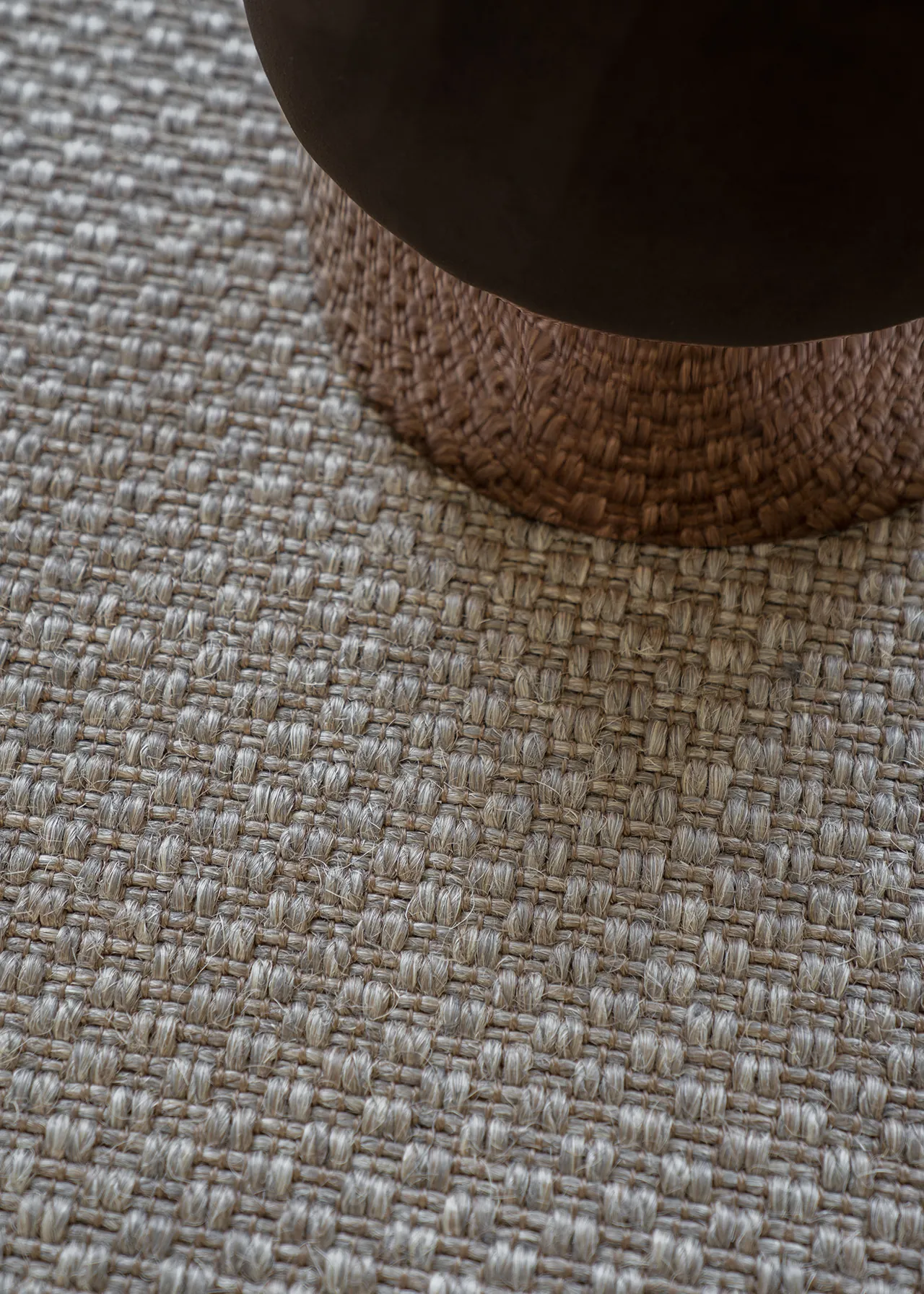Cunera Victoria natuurtapijt in beige met grove geweven structuur onder een poef.