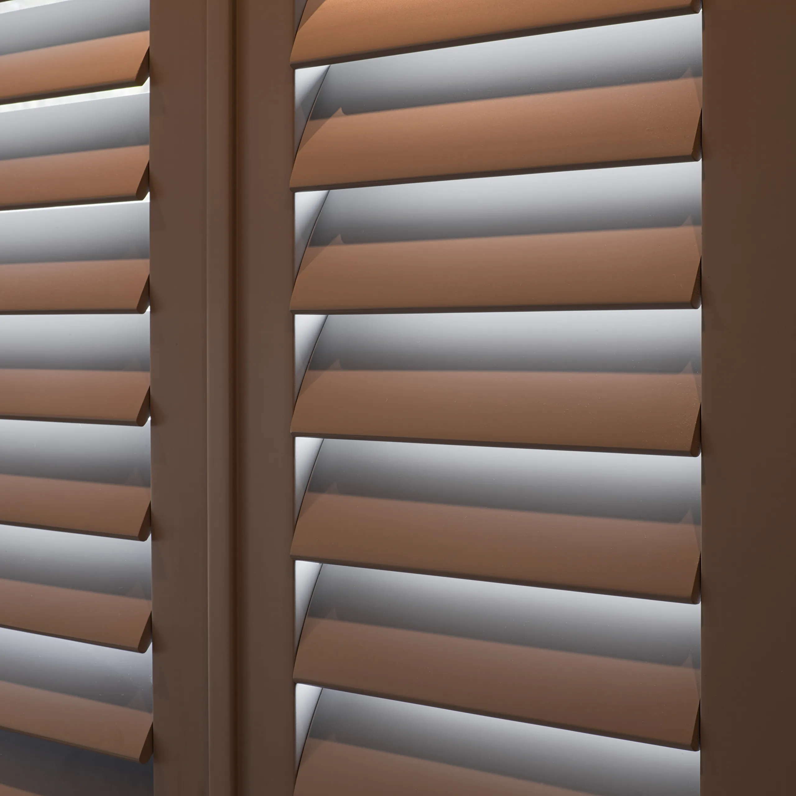 JASNO shutters met brede 114 mm lamel in Brown Grey, close-up van twee panelen.