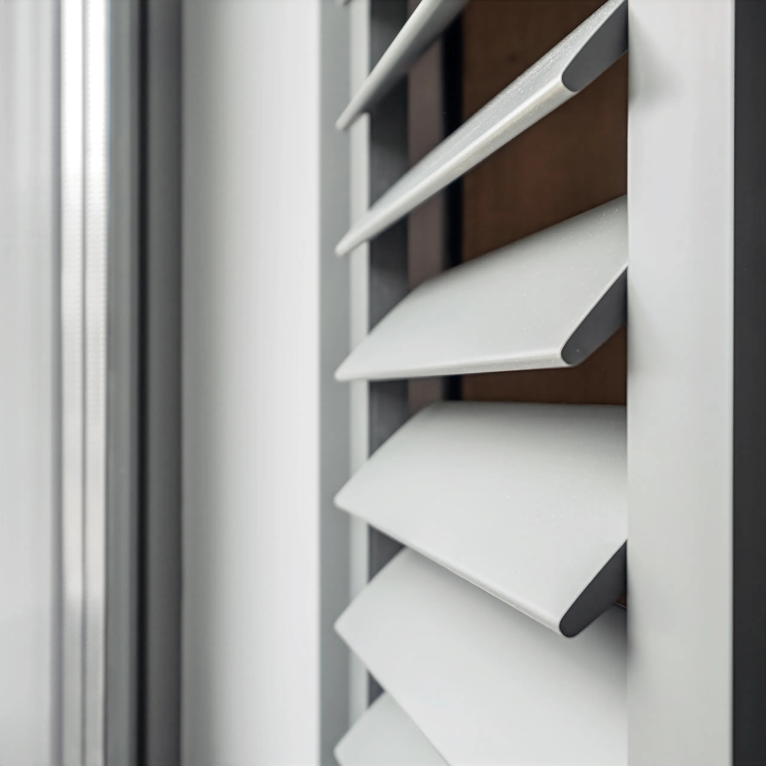 JASNO shutters met 89 mm lamel en Silent View, lichtgrijs zonder bedieningslat.