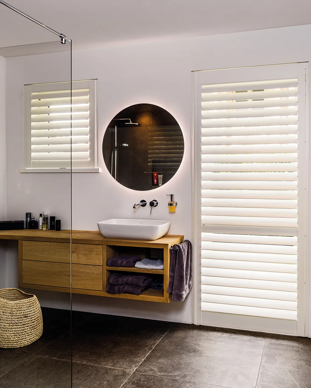 JASNO Aqualine shutters in wit in een badkamer, kunststof bestand tegen vocht.