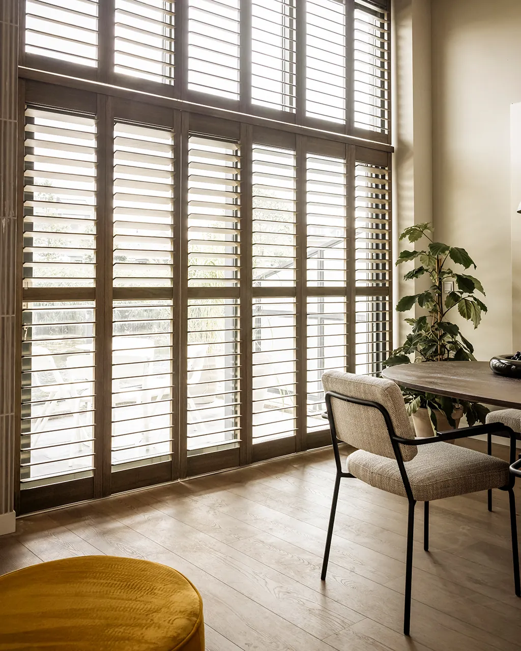 JASNO Primewood shutters in Rustic Grey voor hoge ramen, paulownia-hout op maat.