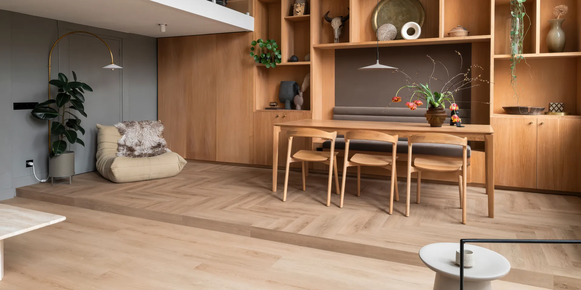 Montinique Clermont Visgraat XL PVC vloer met brede eiken visgraat in eetkamer.