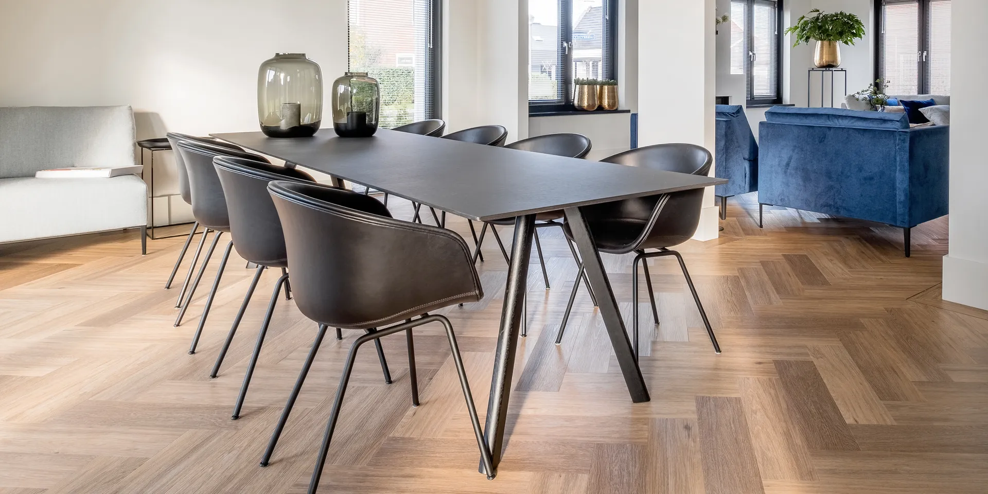 Therdex PVC vloer in visgraat met lichte eiken-look, naden van dichtbij.