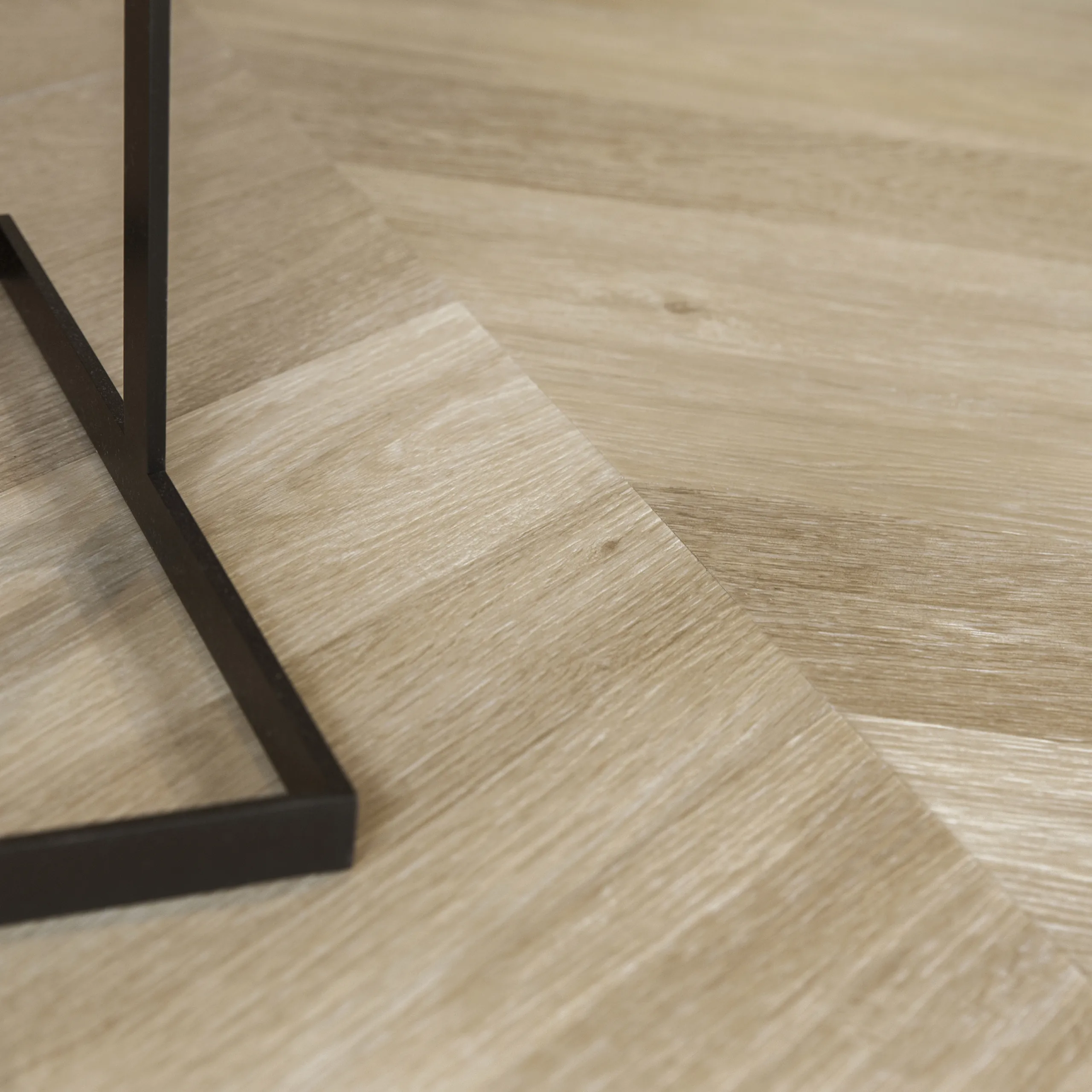 Therdex PVC vloer in Hongaarse punt met warme eiken-look en strak gelijnde naden.