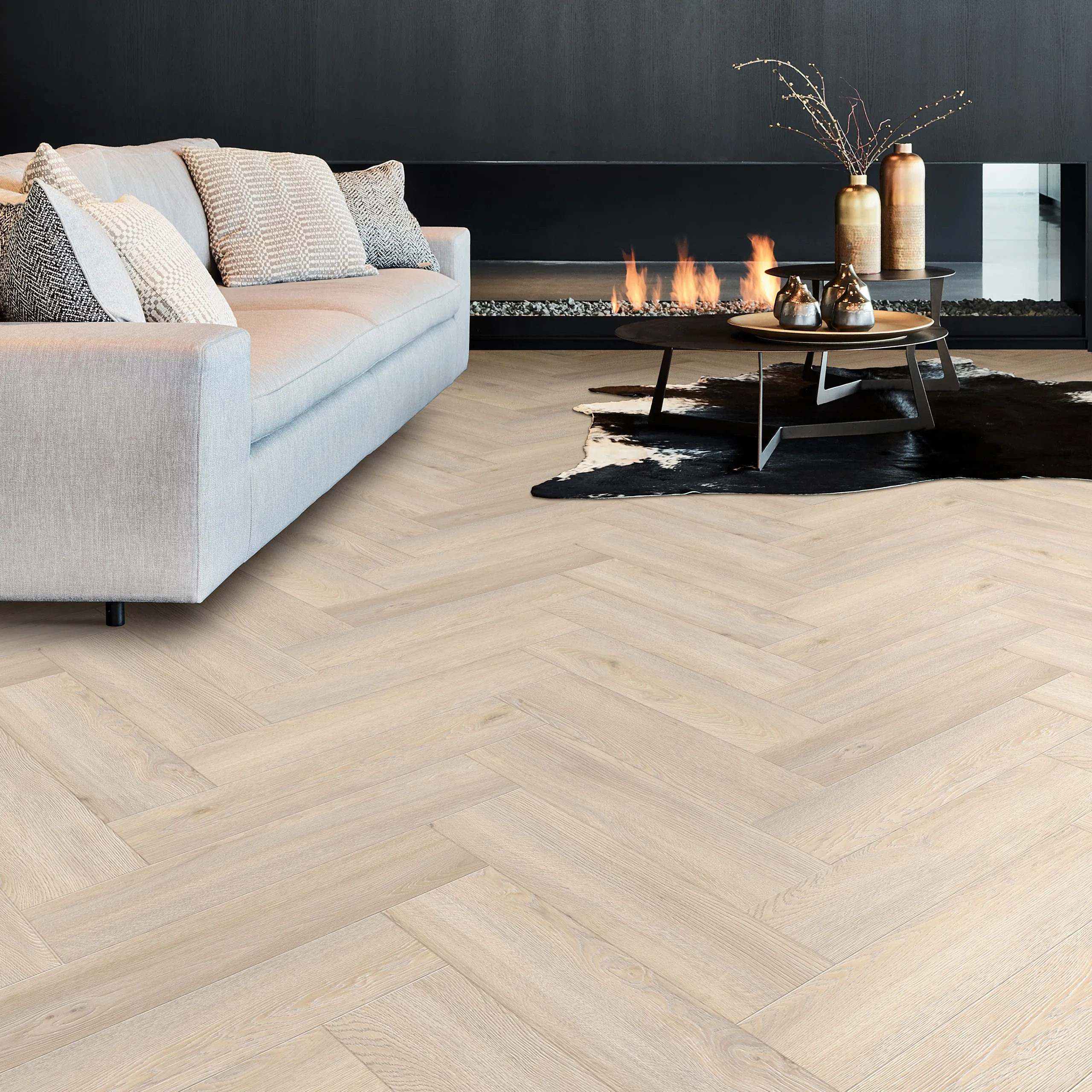 Moduleo Galtymore Oak PVC vloer in visgraat met zandkleurige eiken-look.