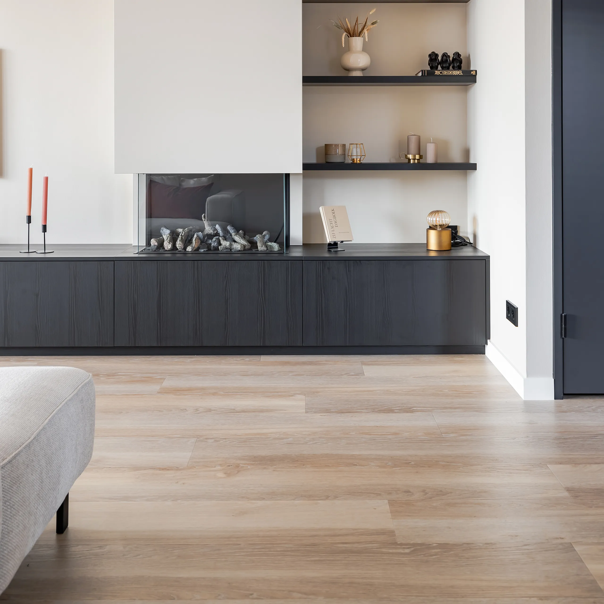 Therdex PVC vloer in rechte plank met lichte eiken-look in woonkamer met haard.
