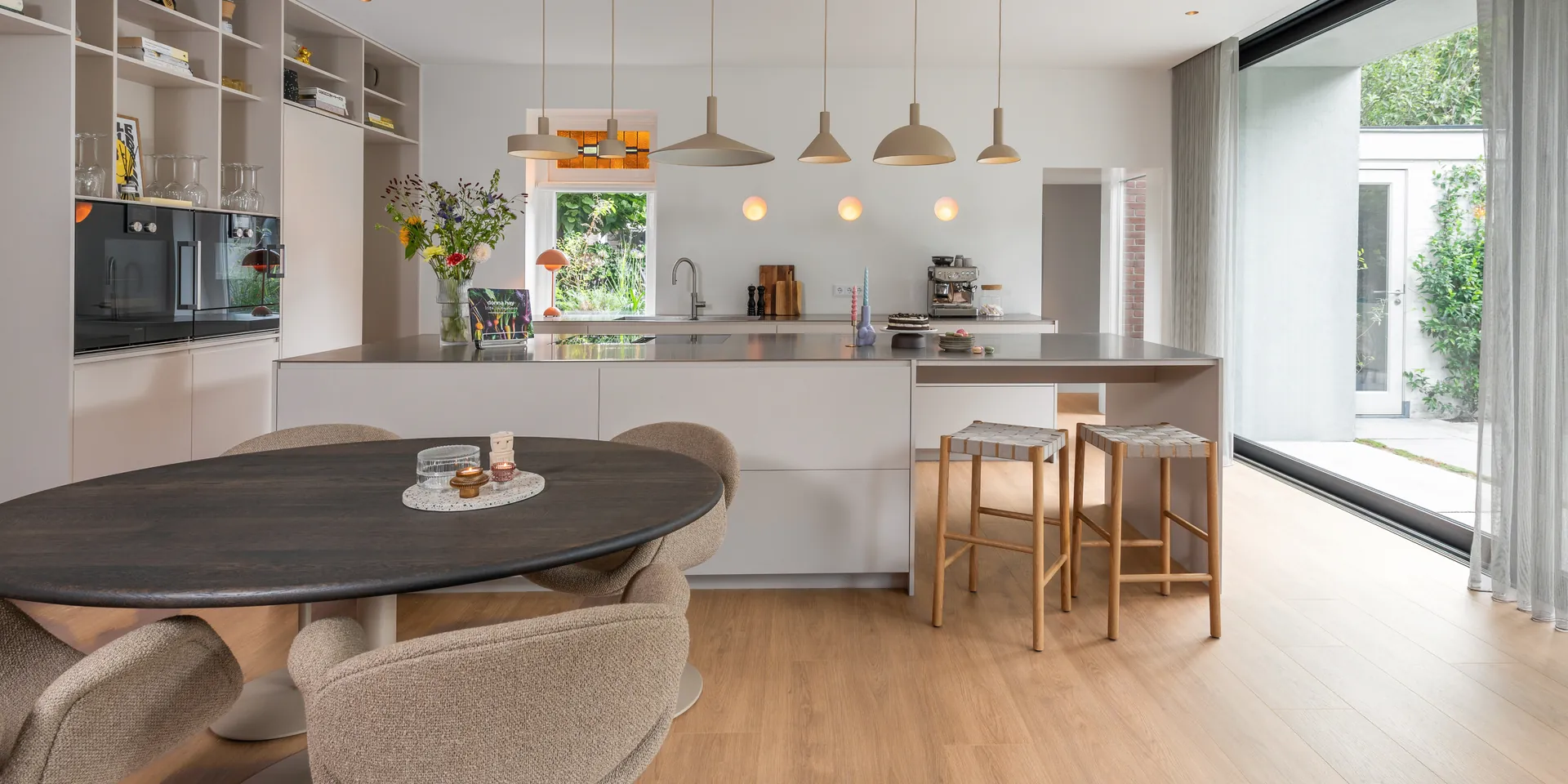 Douwes Dekker dryback PVC vloer in eiken Olijf met rechte plank in een open keuken.