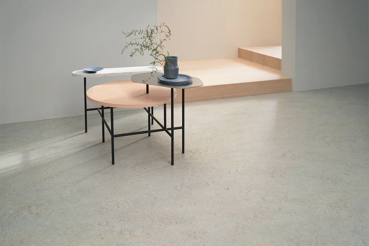 Forbo Marmoleum Real Marbled Seashell linoleum in gemarmerd crème met zichtbare baannaden.