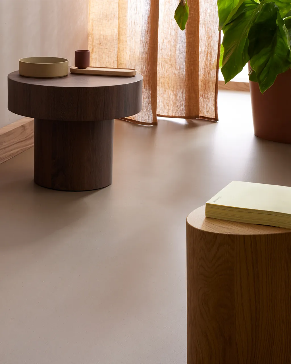 Forbo Marmoleum Cocoa Milk Chocolate linoleum in warm lichtbruin bij zonnige vitrage.