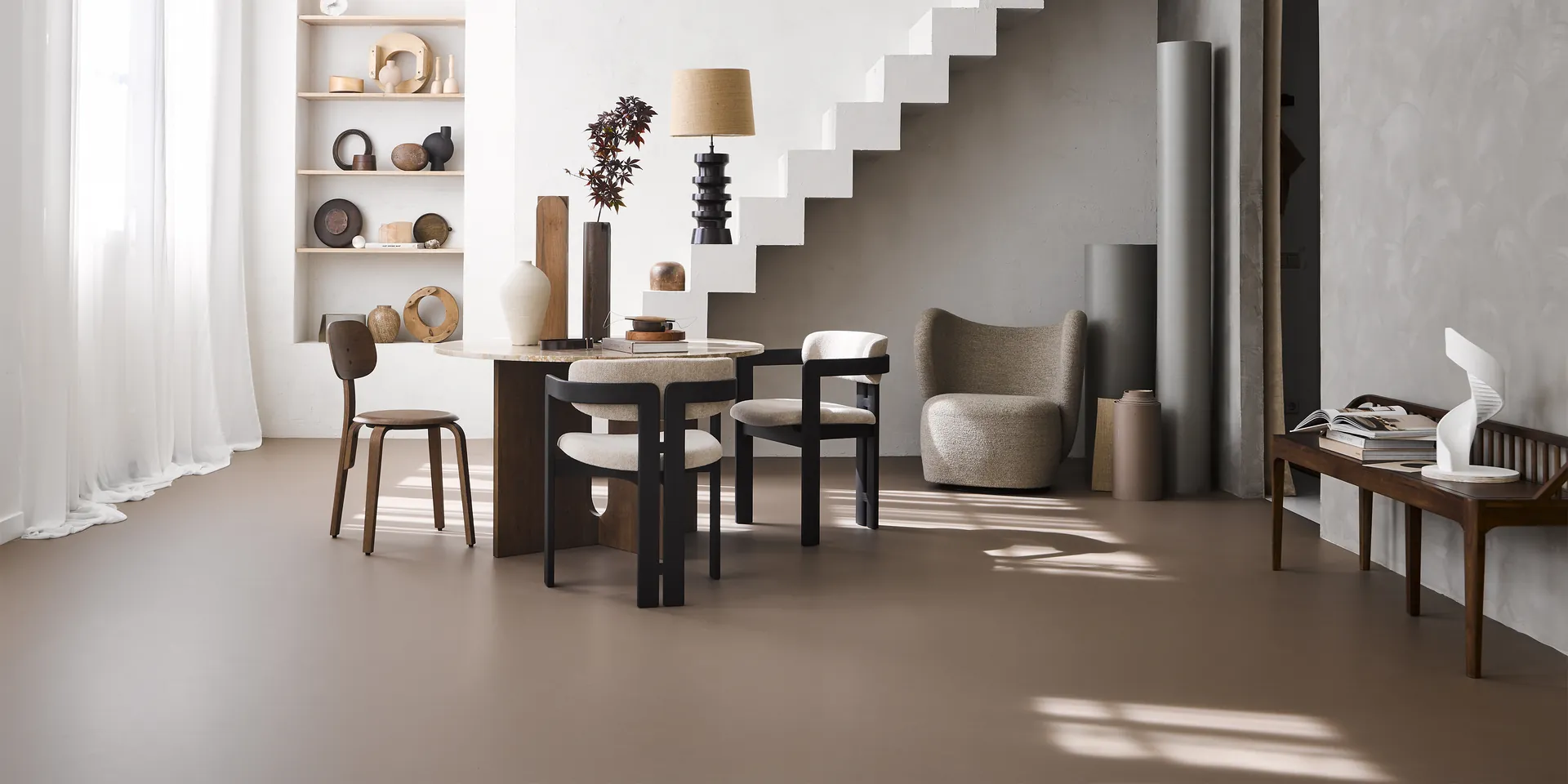Forbo Marmoleum vtwonen Leem linoleum in warm kleibruin in een woonkamer met open trap.