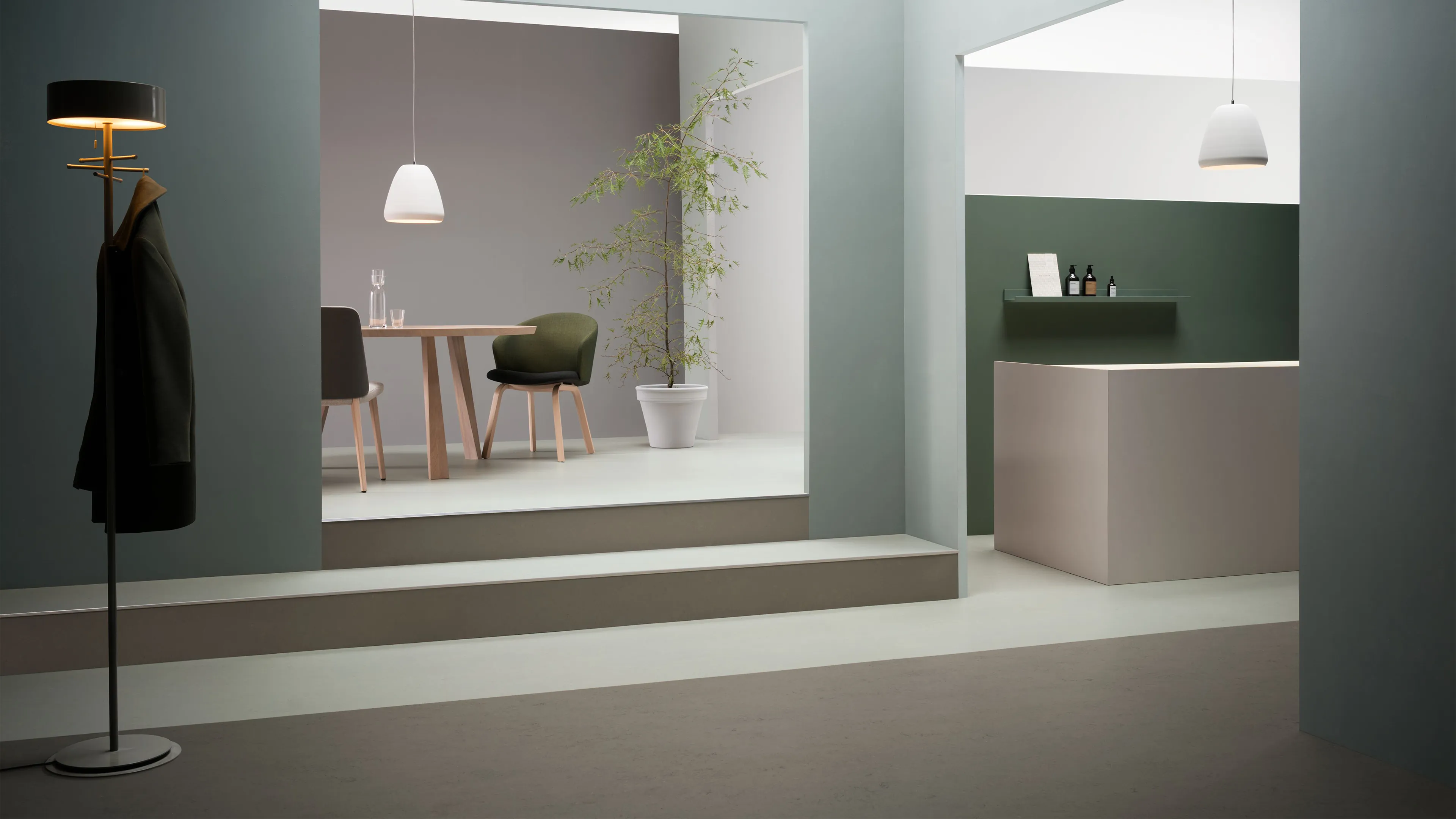 Forbo Marmoleum Concrete linoleum in koel grijs over treden en een hoger vloerdeel.