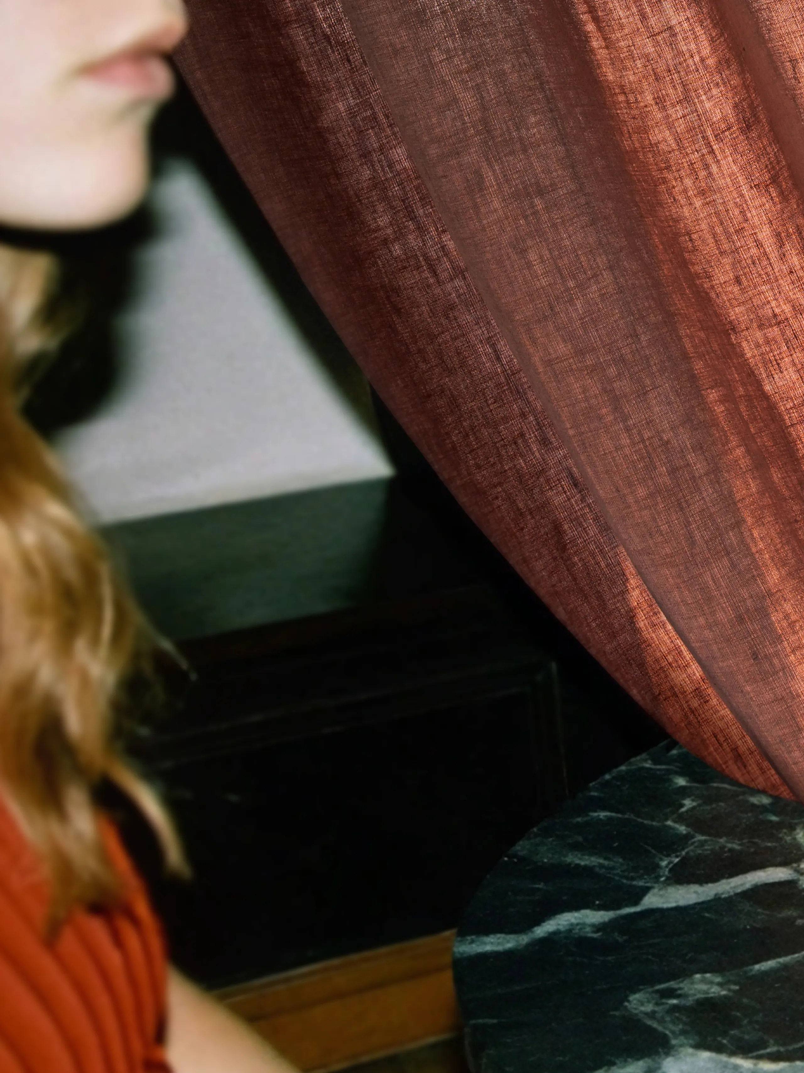 Kvadrat Frequency Sideways gordijn op maat met zachte weeftextuur in zijdelings licht.