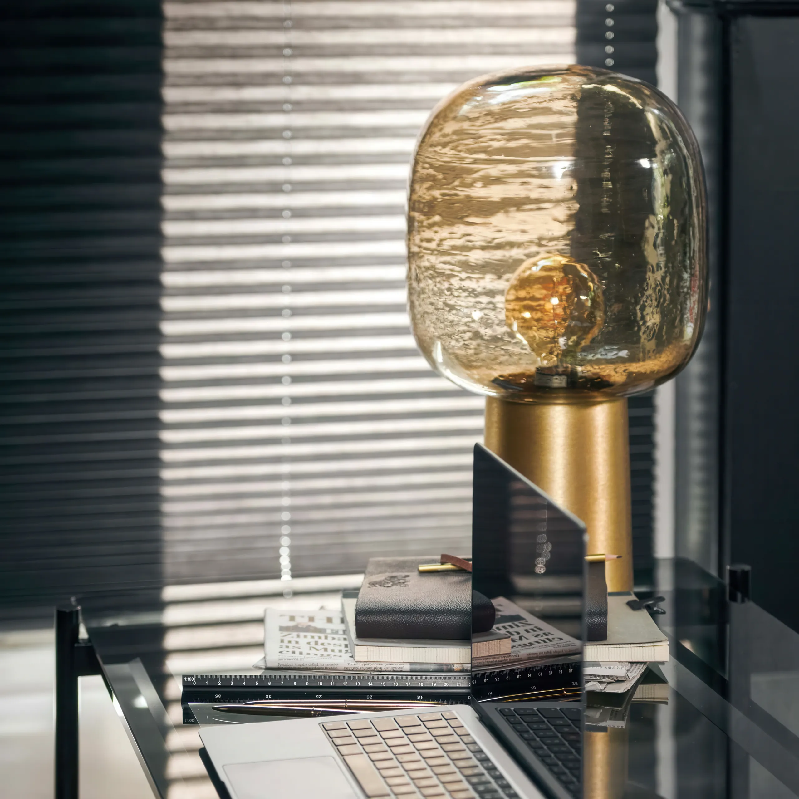 Luxaflex® plissé shades verduisterend in zwart, vrijhangend gemonteerd.