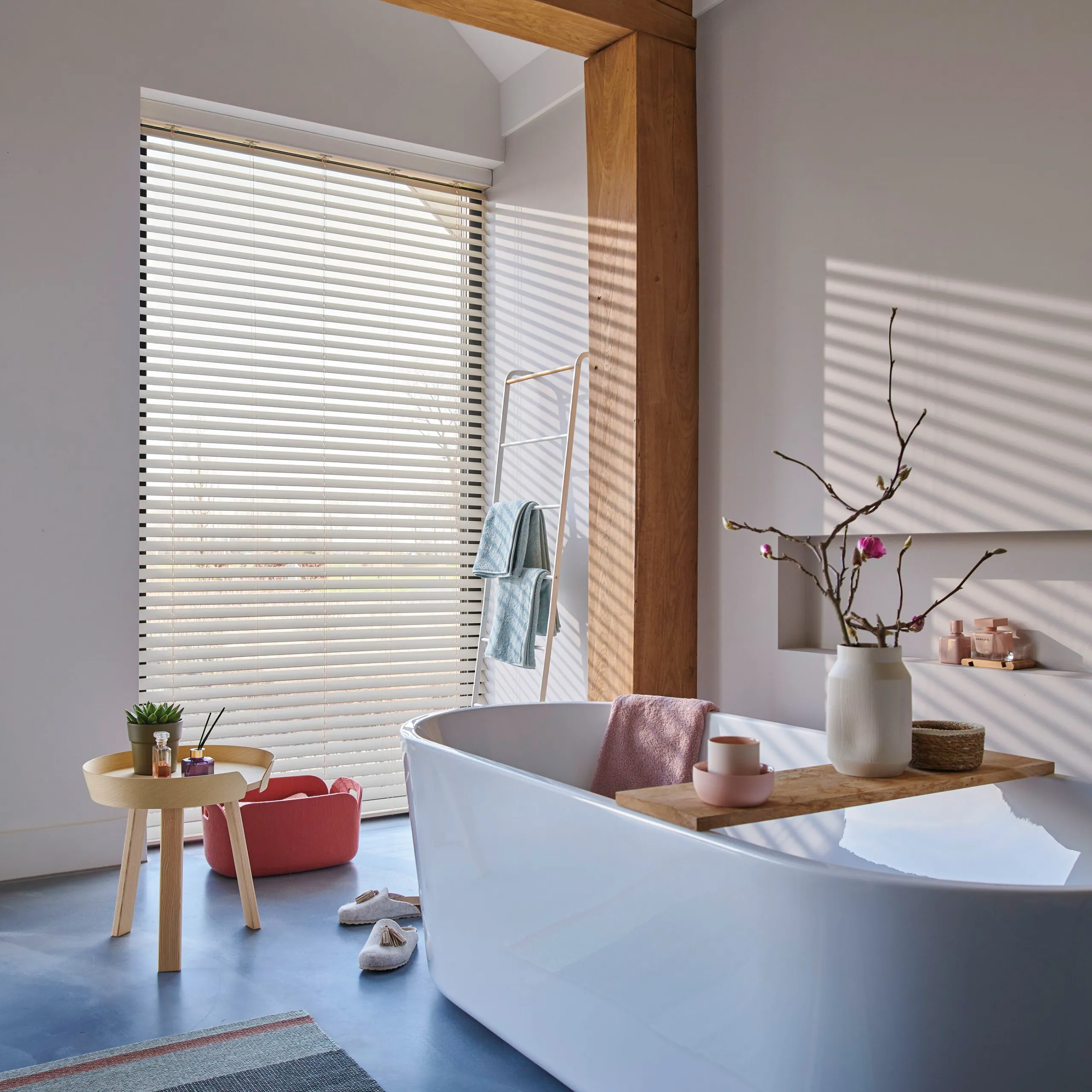 Luxaflex® houten jaloezieën in wit, vrijhangend gemonteerd voor het raam.