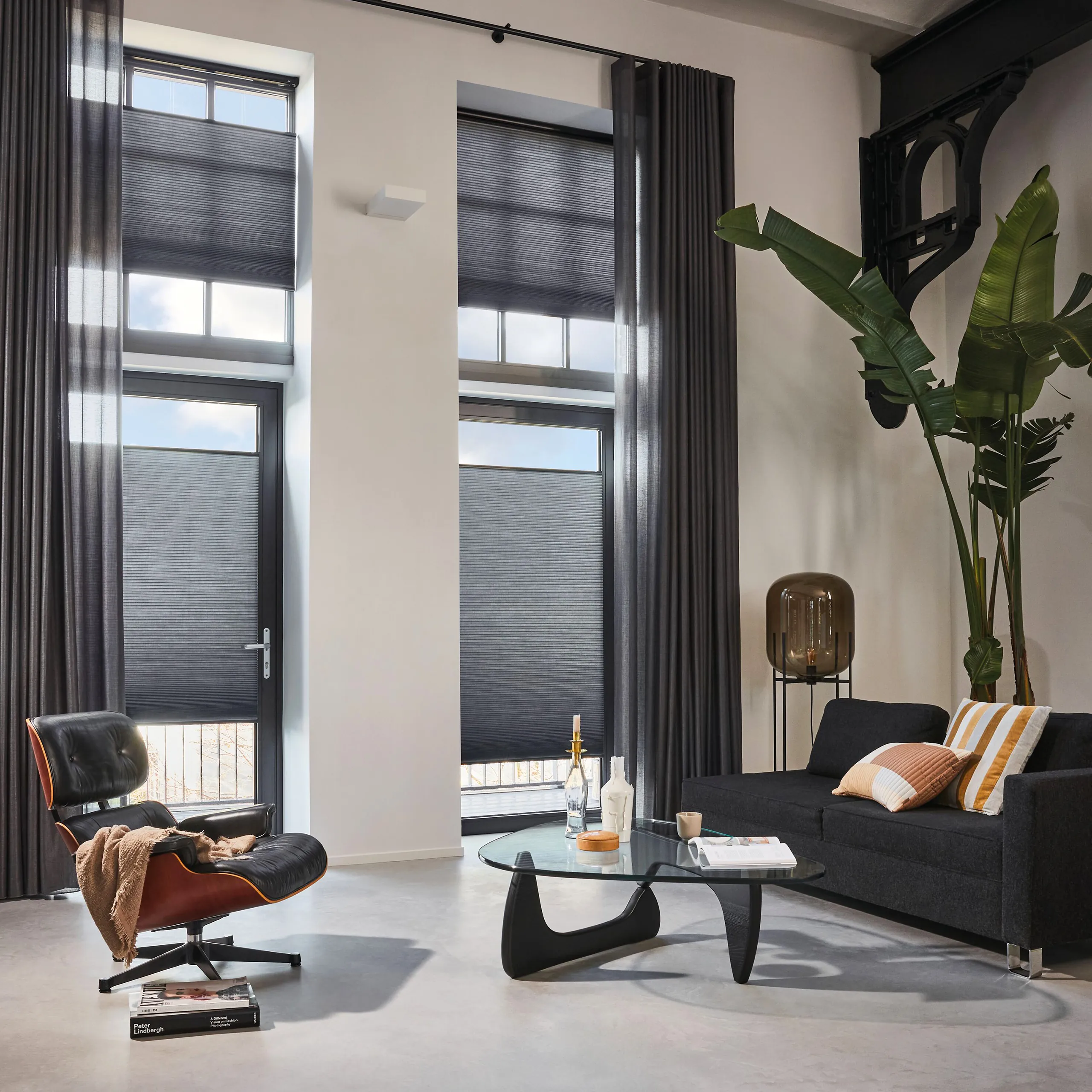 Luxaflex® Duette® shades semi-transparant in zwart met tapeframe-geleiding.