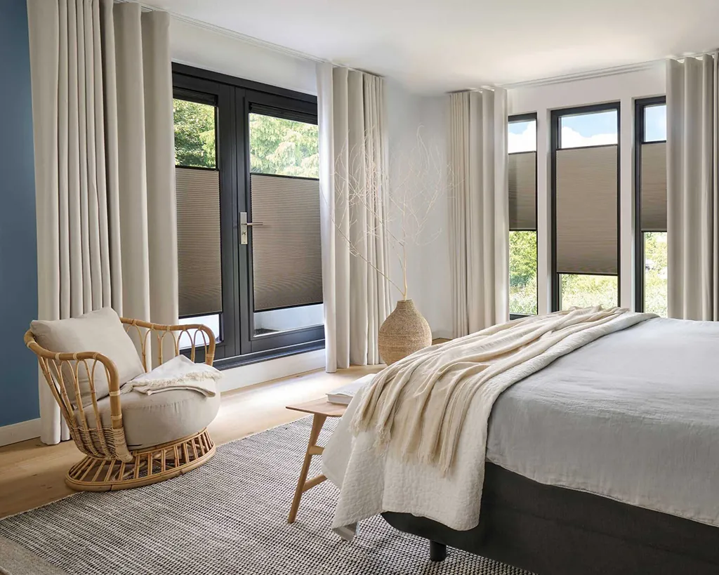 Luxaflex® Duette® shades verduisterend in beige met tapeframe-geleiding.