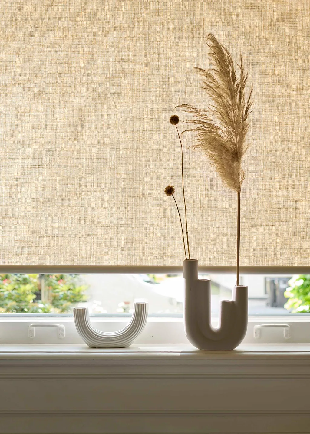Luxaflex® rolgordijn lichtdoorlatend in bruin-geel, vrijhangend gemonteerd.