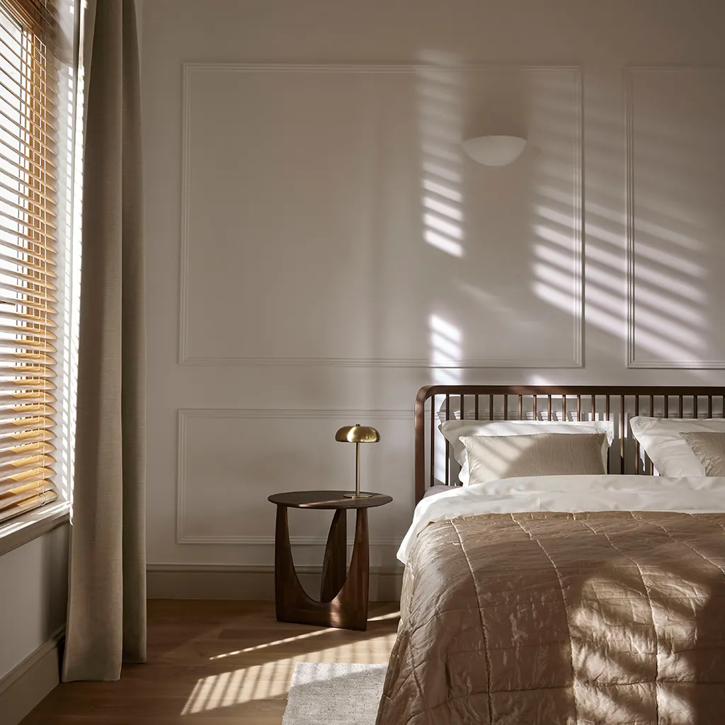 Luxaflex® horizontale aluminium jaloezieën in bruin, vrijhangend gemonteerd.