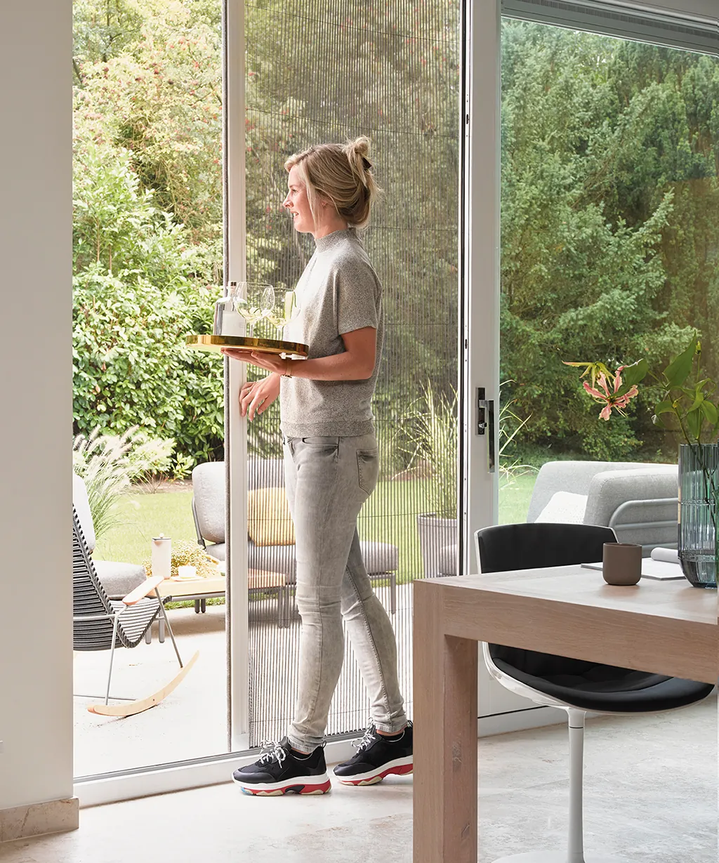 Luxaflex® rolhordeur gemonteerd op schuifpui voor insectenwering.