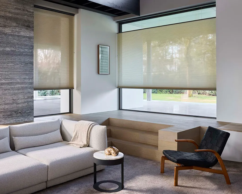 Luxaflex® Duette® shades lichtdoorlatend in wit-geel, vrijhangend gemonteerd.