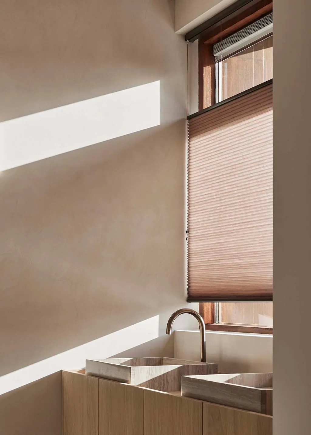 Luxaflex® Duette® shades lichtdoorlatend in bruin-rood kleurverloop, vrijhangend.