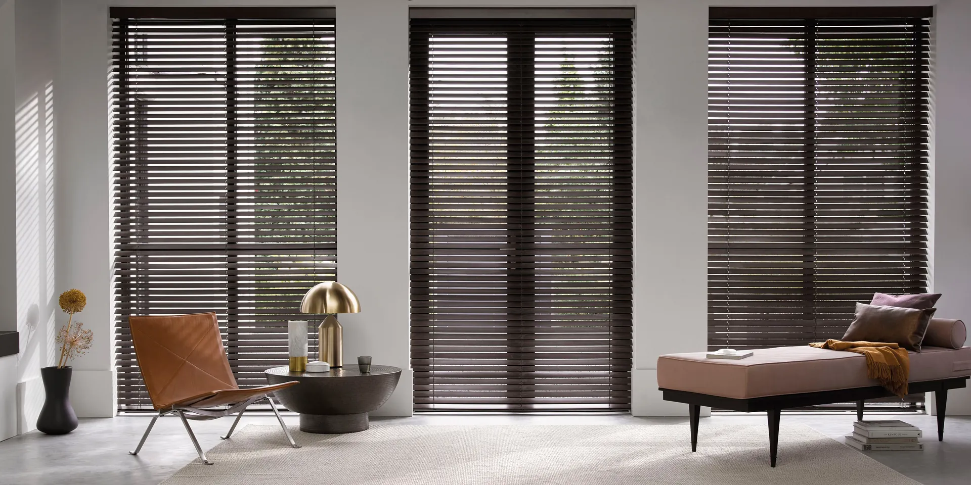 Luxaflex® houten jaloezieën in zwart-bruin, vrijhangend gemonteerd voor het raam.