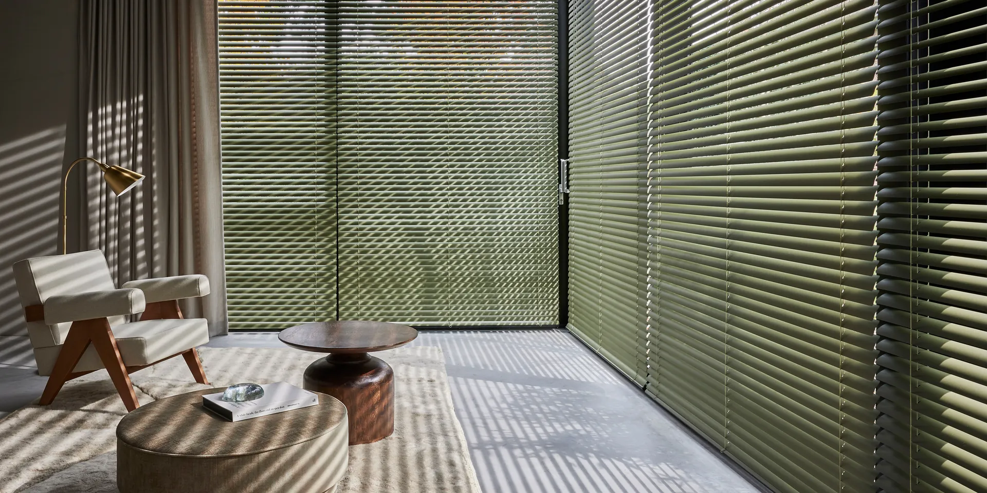 Luxaflex® horizontale aluminium jaloezieën in groen, vrijhangend gemonteerd.