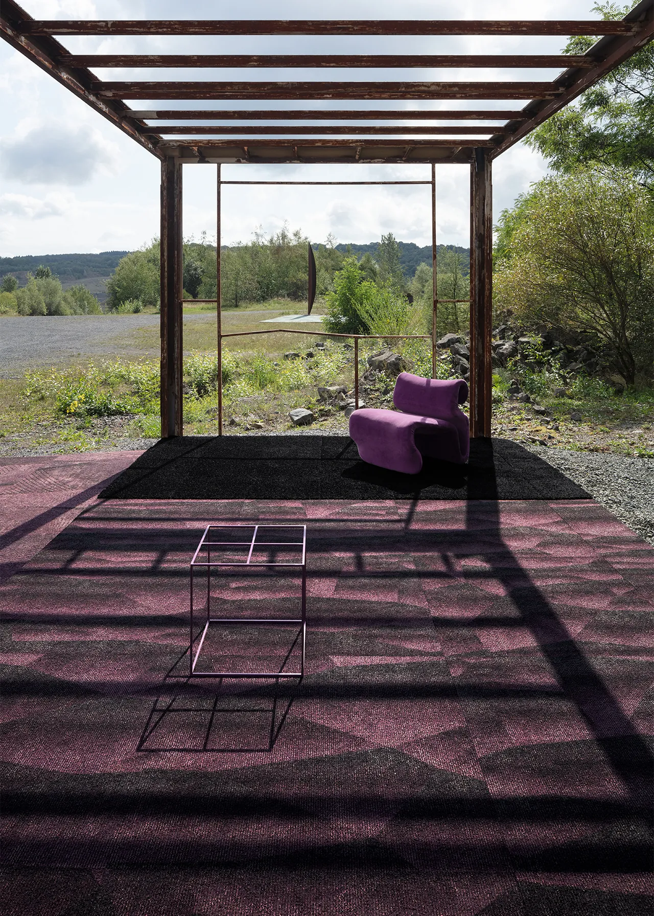 Ege Carpets ReForm Discovery tapijt RF7135340 kleur Wild Berry met landschappelijk netwerkpatroon