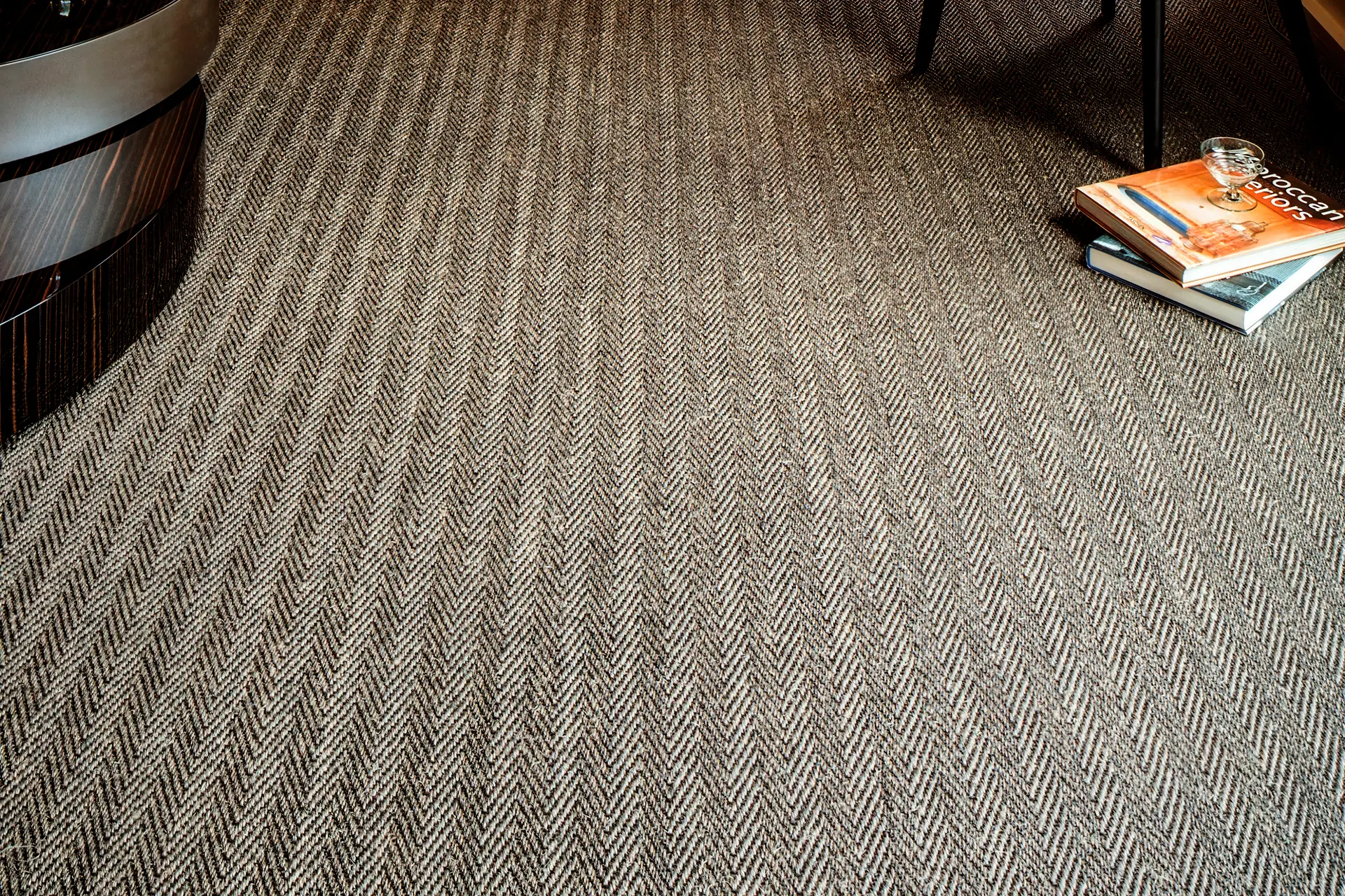 Cunera Fasano kamerbreed tapijt als natuurlijke vloerbedekking in een woon-interieur.