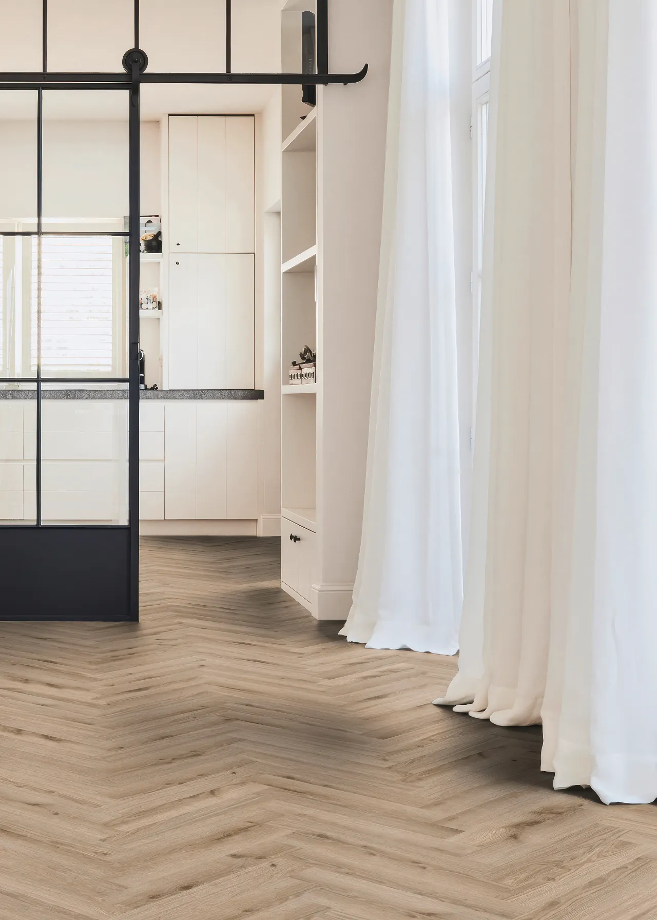 Tarkett Essence 55 PVC visgraat in Primary Oak Light Grey houtlook.