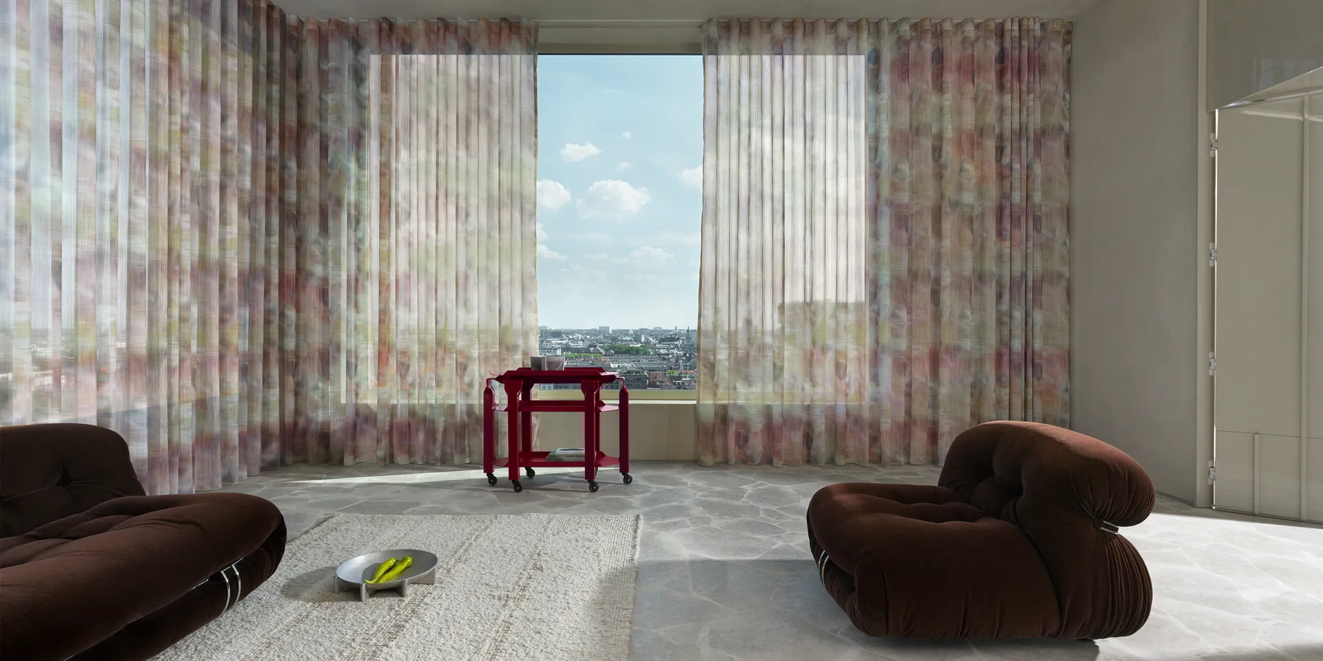 Kendix gordijnstof Pleat in kleur 26 inbetween kamerhoog in modern interieur met grote raampartij