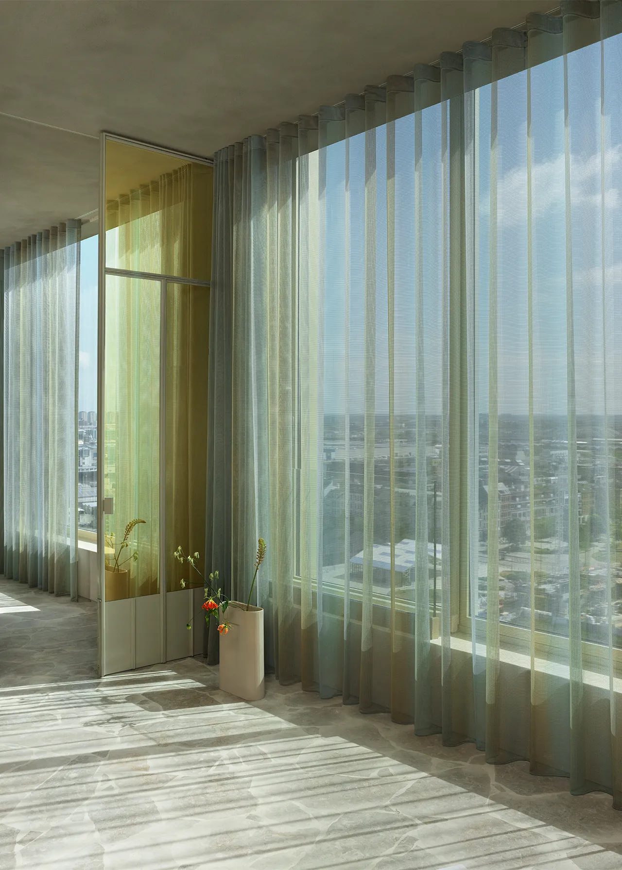 Kendix gordijnstof Swing in kleur 54 detail inbetween met slubgaren en glanzende metallic draad