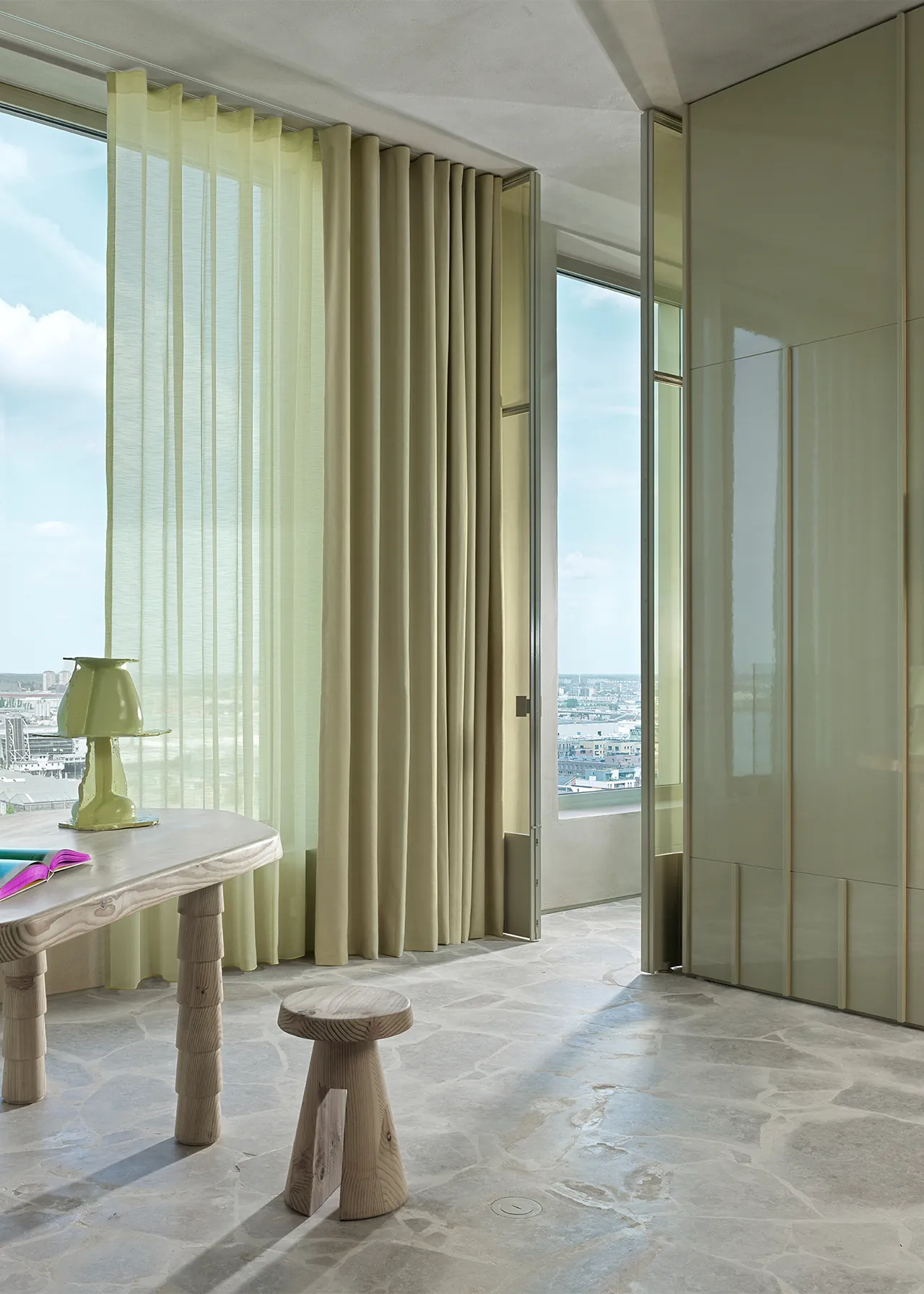 Kendix gordijnstof Metrum in kleur 06 gesloten dicht geweven met natuurlijk gedraaid garen in modern interieur